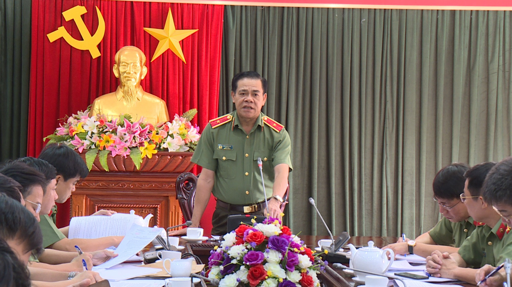 Thiếu tướng Võ Trọng Hải - Giám đốc Công an tỉnh phát biểu tại cuộc họp. Ảnh Vương Linh
