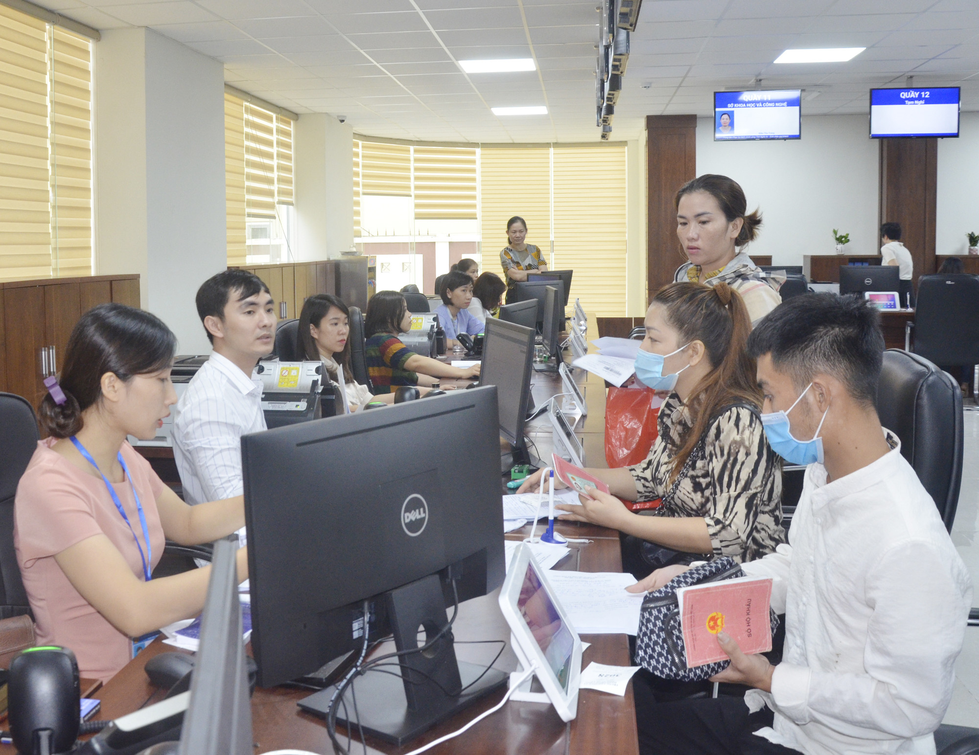 Giải quyết thủ tục hành chính tại trung tâm phục vụ hành chính công tỉnh Nghệ An