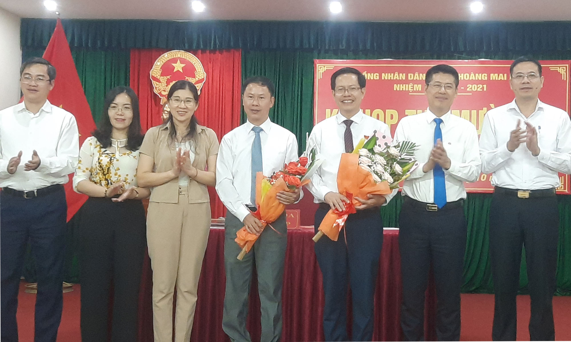 Lãnh đạo các Ban HĐND tỉnh, Thị xã Hoàng Mai tặng hoa chúc mừng các ông Nguyễn Anh Văn và ông Nguyễn Văn Phú