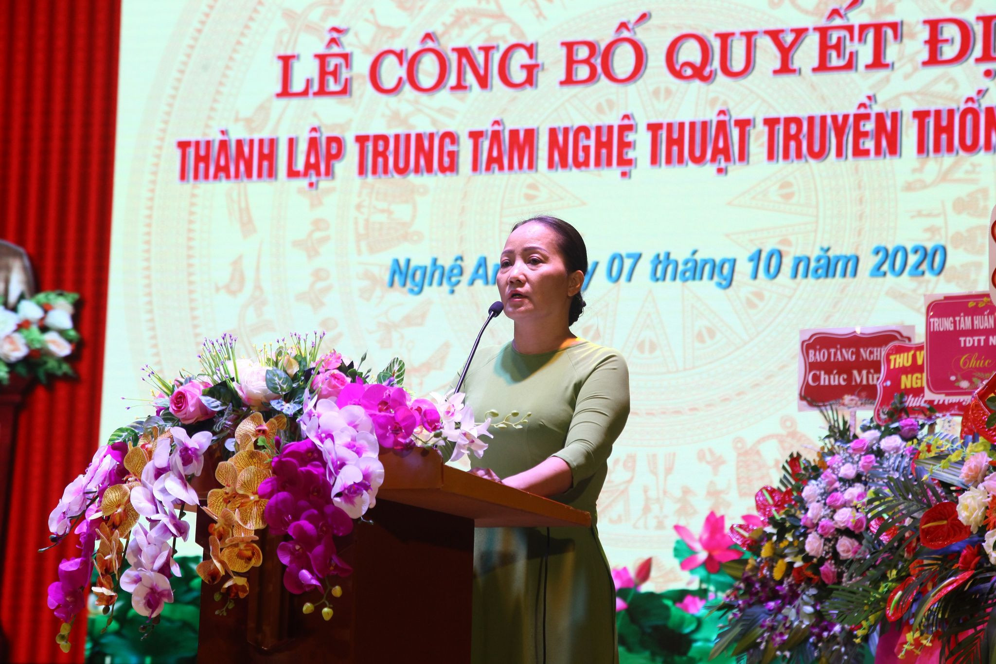 NSND Trịnh Thị Hồng Lựu phát biểu nhậm nhiệm vụ Quyền Giám đốc Trung tâm. Ảnh: Thanh Nga