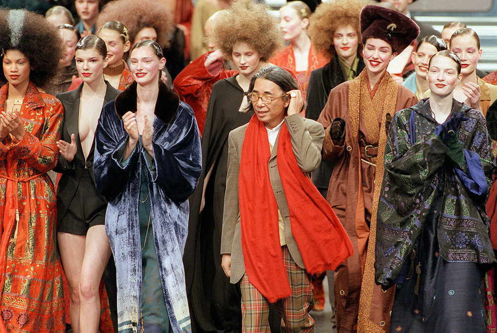 Ông Takada tại buổi giới thiệu bộ sưu tập thời trang Thu-Đông  1998-1999 tại Paris. Ảnh: Getty