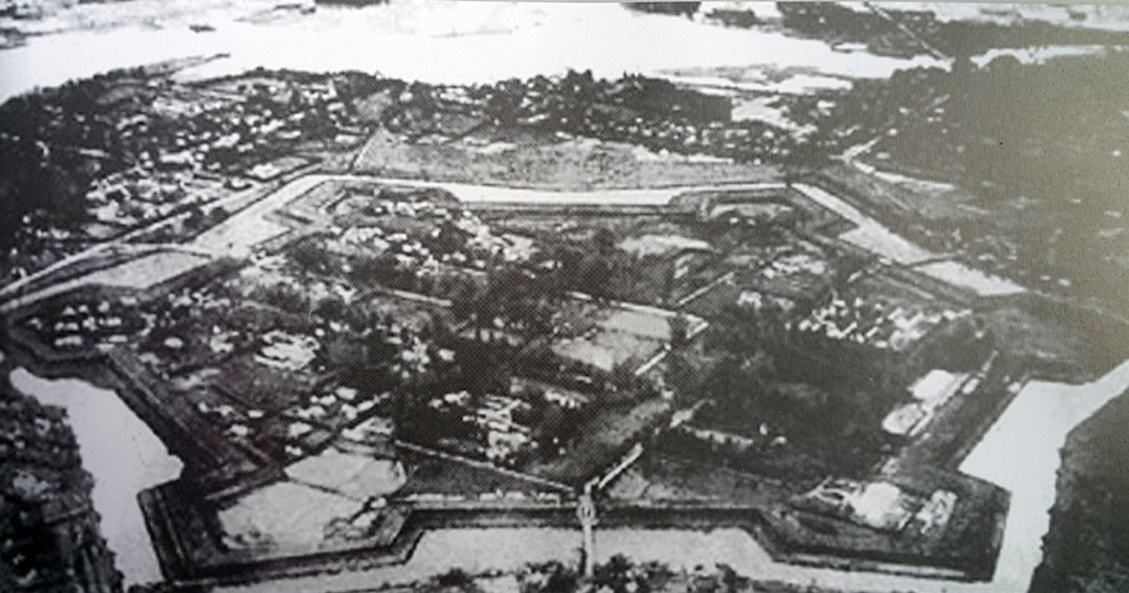 Thành Nghệ An năm 1927. Đây là nơi đặt bộ máy của chính quyền Nam triều giai đoạn 1804-1945. Ảnh tư liệu của Hàng không Pháp