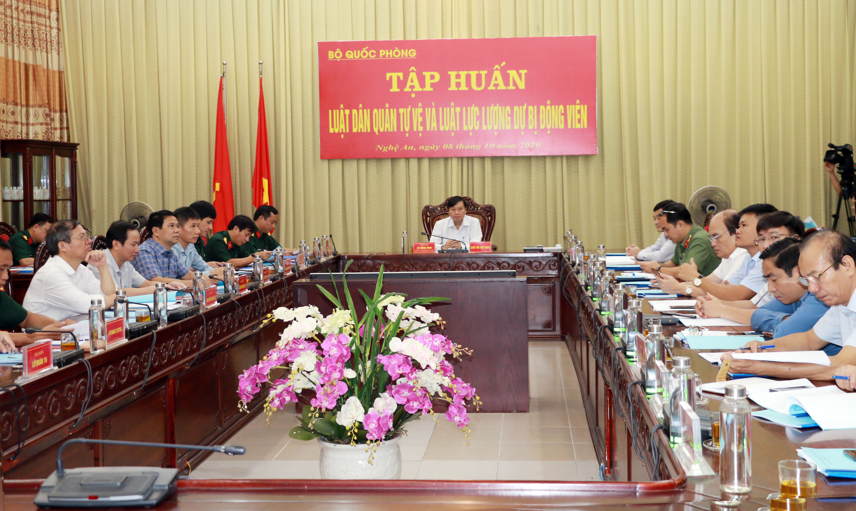 Phó Chủ tịch UBND tỉnh Lê Hồng Vinh chủ trì tại điểm cầu Nghệ An. Ảnh: Mỹ Hà