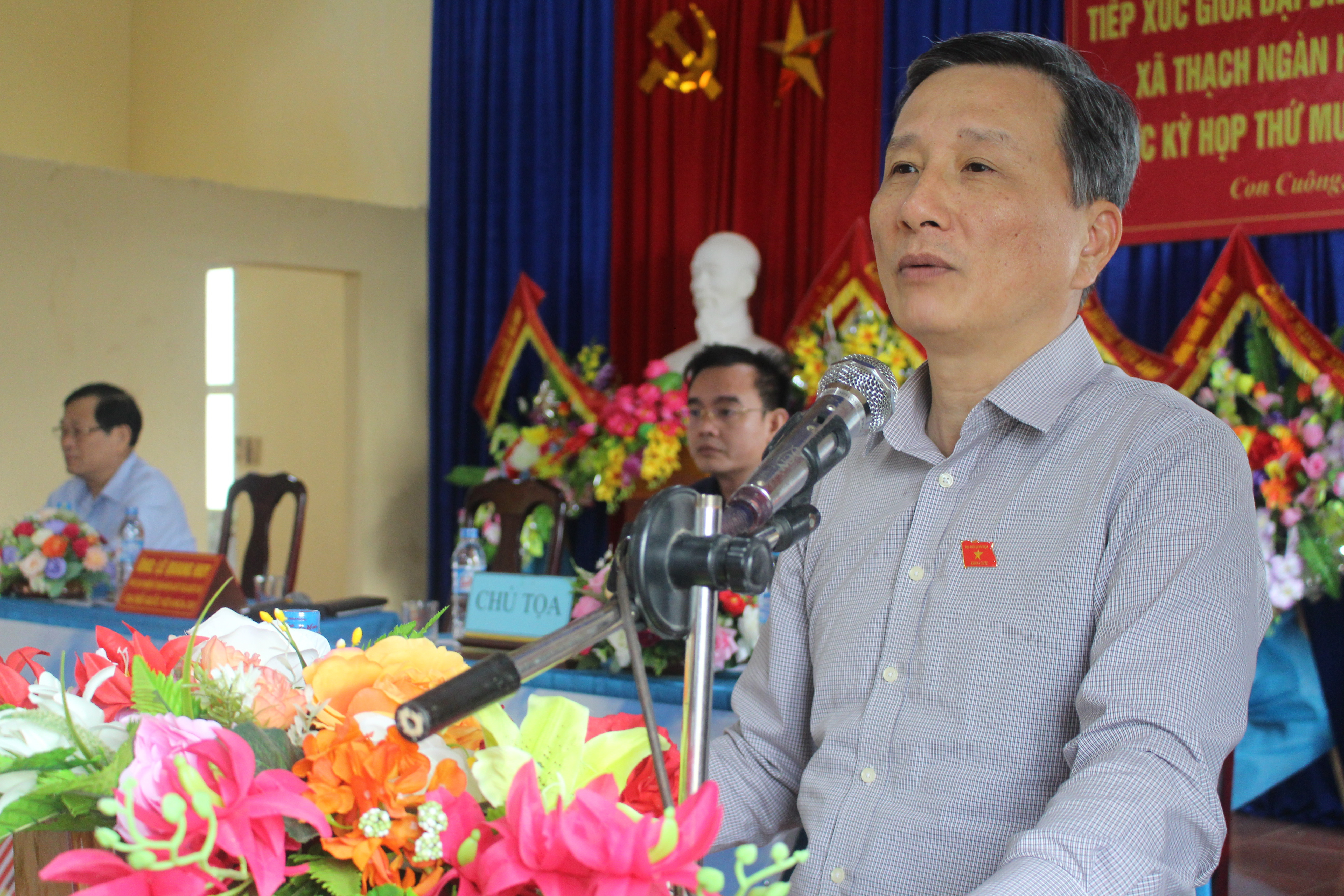 Ông Lê Quyang Huy - Phó chủ nhiệm Ủy ban khoa học công nghệ và môi trường của Quốc hội phát biểu tại buổi tiếp xúc cử tri. Ảnh Bảo Hân