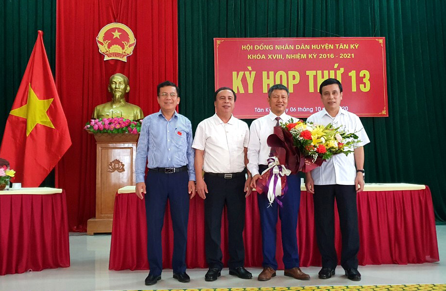 Các đại biểu chúc mừng ông Phạm Hồng Sơn nhận nhiệm vụ mới. Ảnh Lê Thanh Chương
