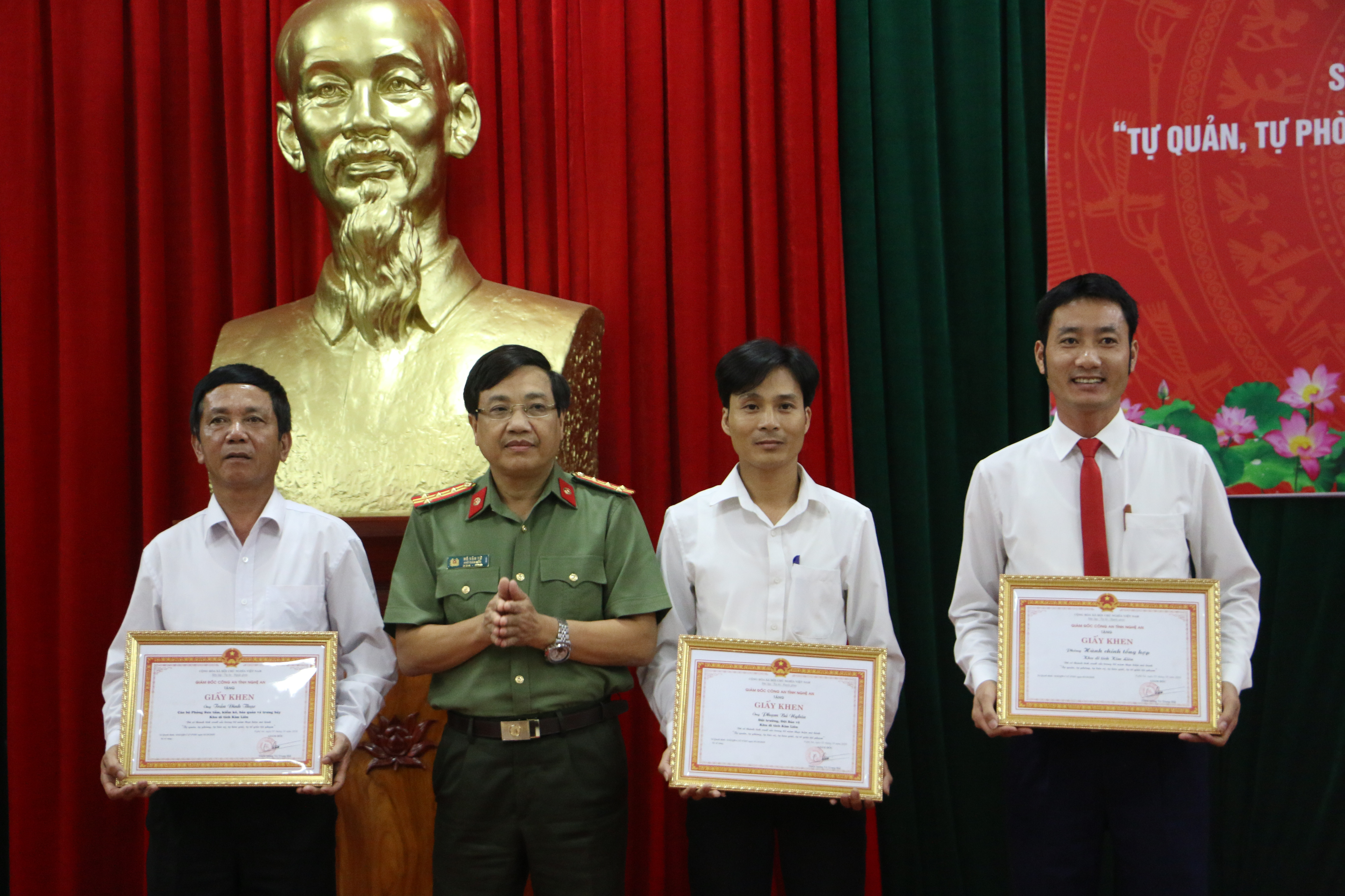 Giám đốc Công an tỉnh đã tặng thưởng cho 1 tập thể, 2 cá nhân có thành tích xuất sắc. Ảnh: An Quỳnh.