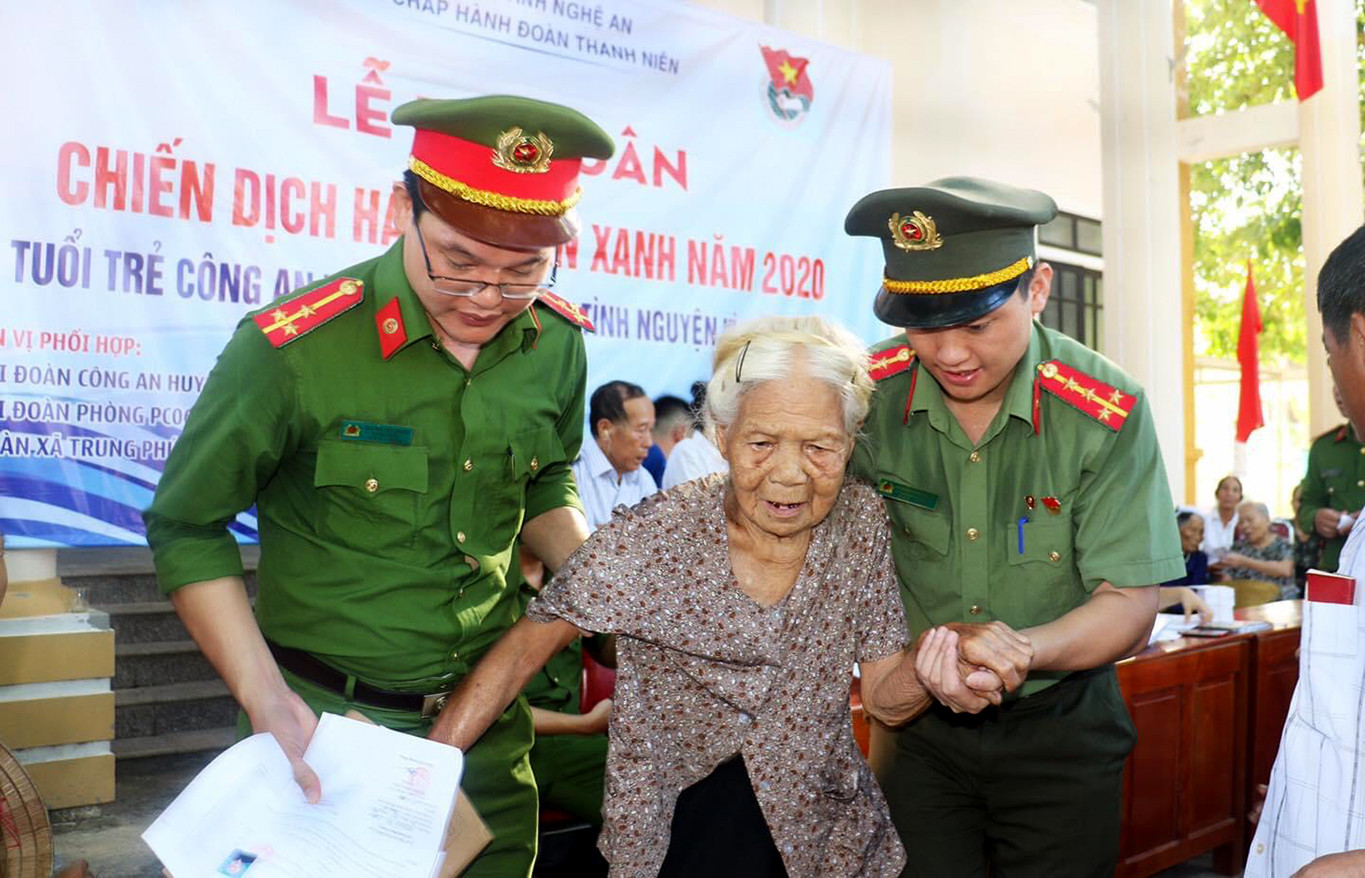 đoàn viên thanh niên công an tỉnh làm thủ tục cấp chứng minh nhân dân miễn phí cho người già tại huyện Nam Đàn. 