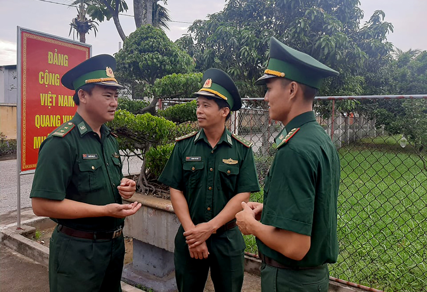 Trung tá Nguyễn Ngọc Tú (trái) trao đổi với cán bộ chiến sỹ Hải đội 2.