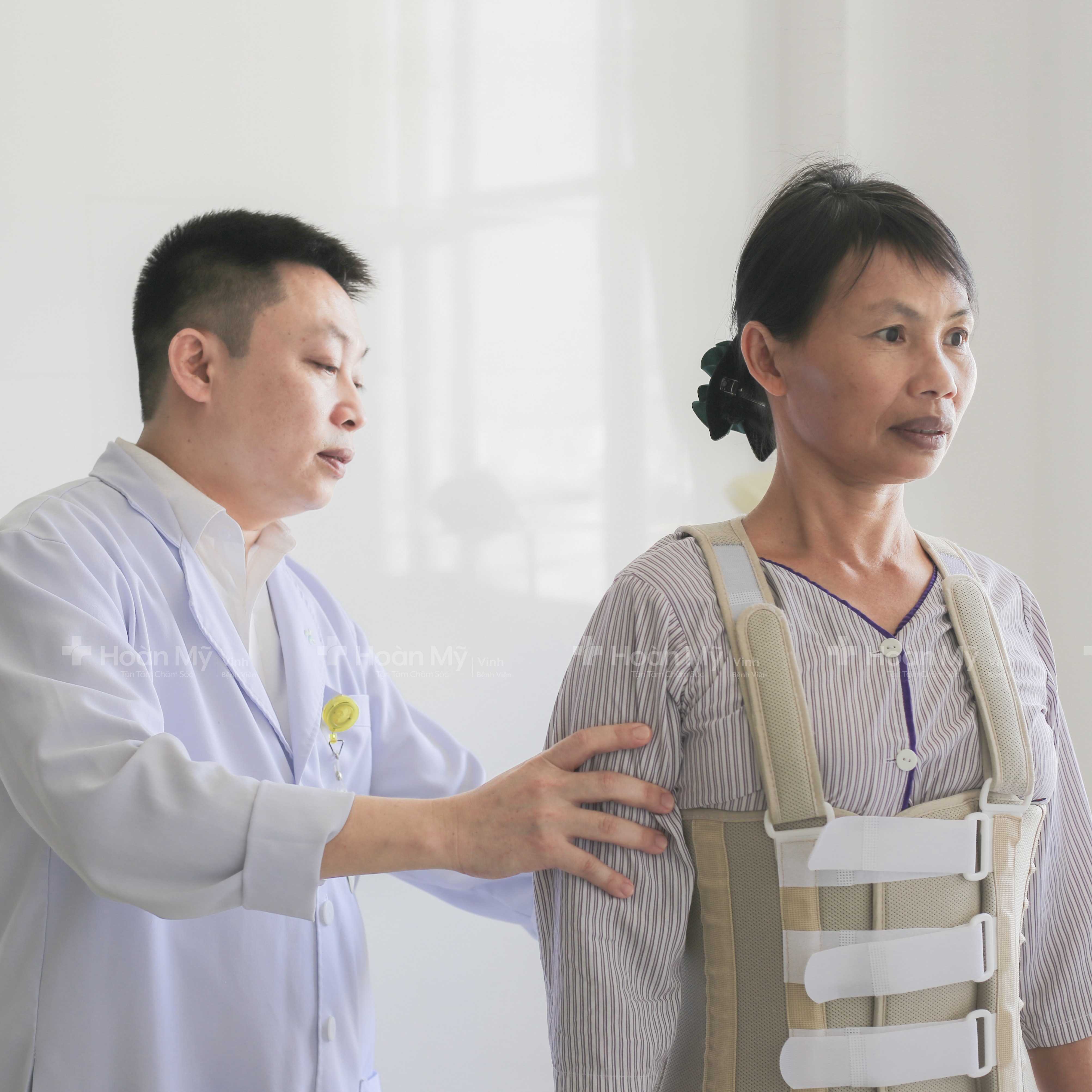 Bác sĩ Nguyễn Văn Thắm - Khoa Vật lý trị liệu Phục hồi chức năng thăm khám cho Người bệnh trước khi xuất viện. Ảnh: Kim Chung