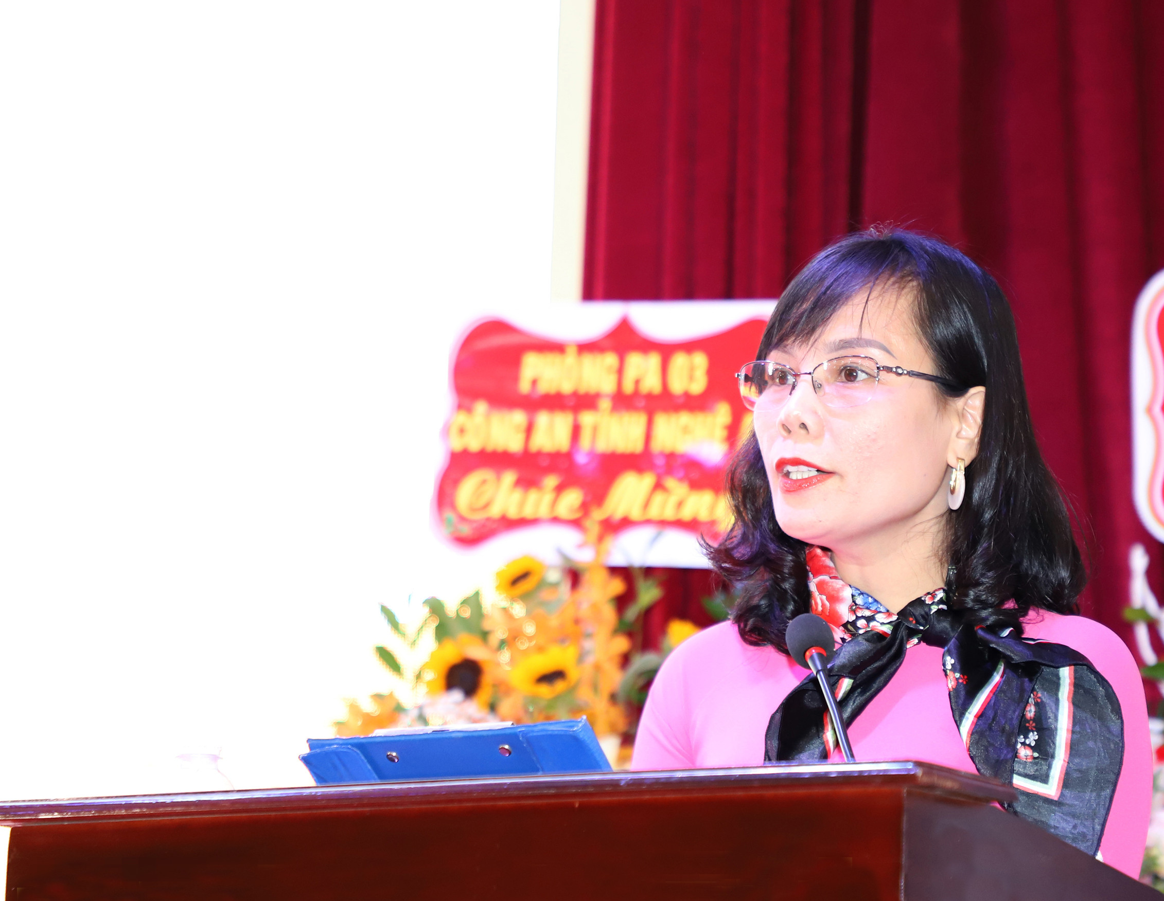 Bà Bùi Thị Ngọc - Giám đốc Nhà xuất bản Nghệ An phát biểu ôn lại truyền thống 40 năm thành lập.