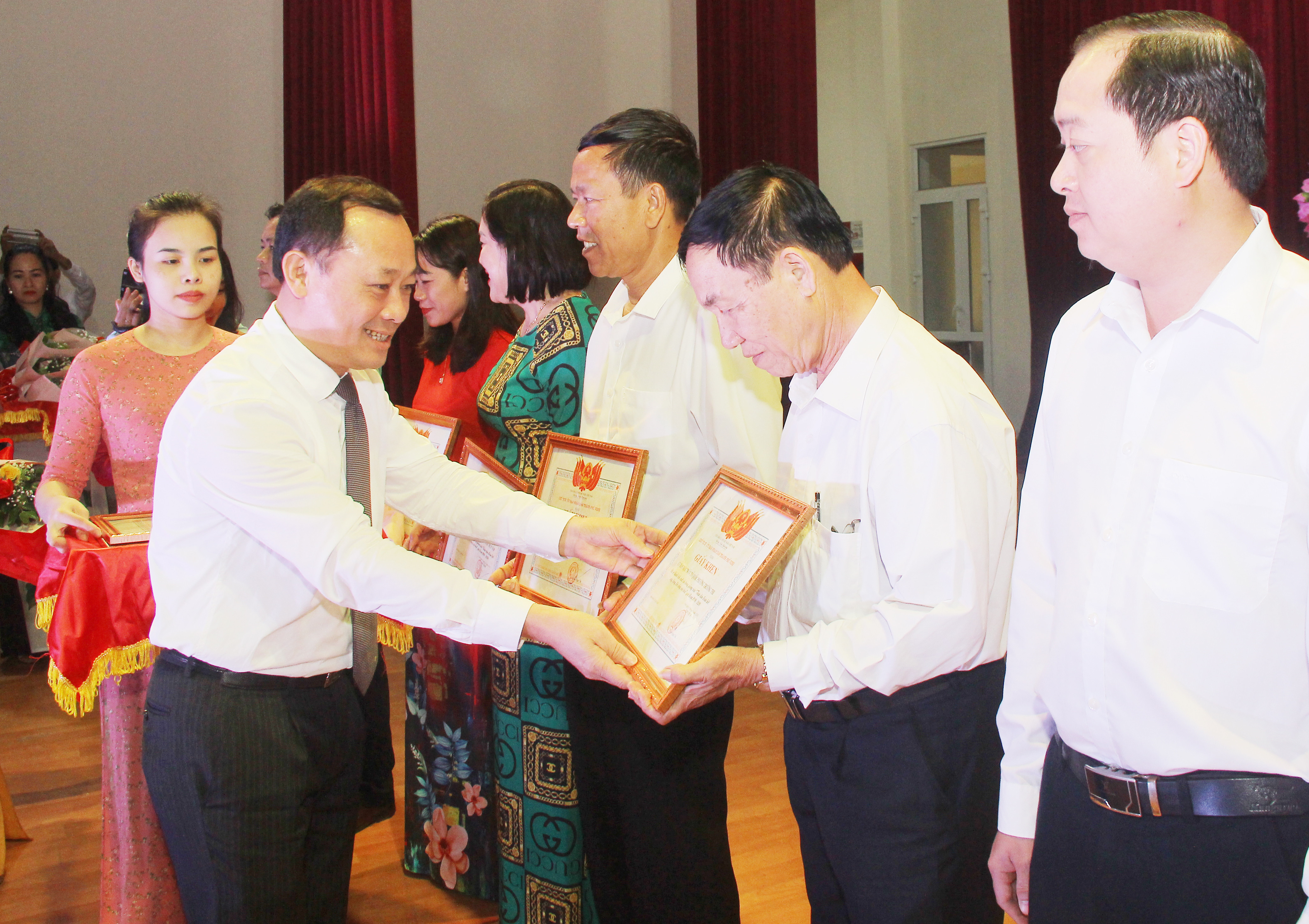 Đồng chí Phan Đức Đồng - Ủy viên Ban Thường vụ Tỉnh ủy, Bí thư Thành ủy trao giấy khen cho các tập thể có thành tích xuất sắc trong phong trào. Ảnh: Mai Hoa