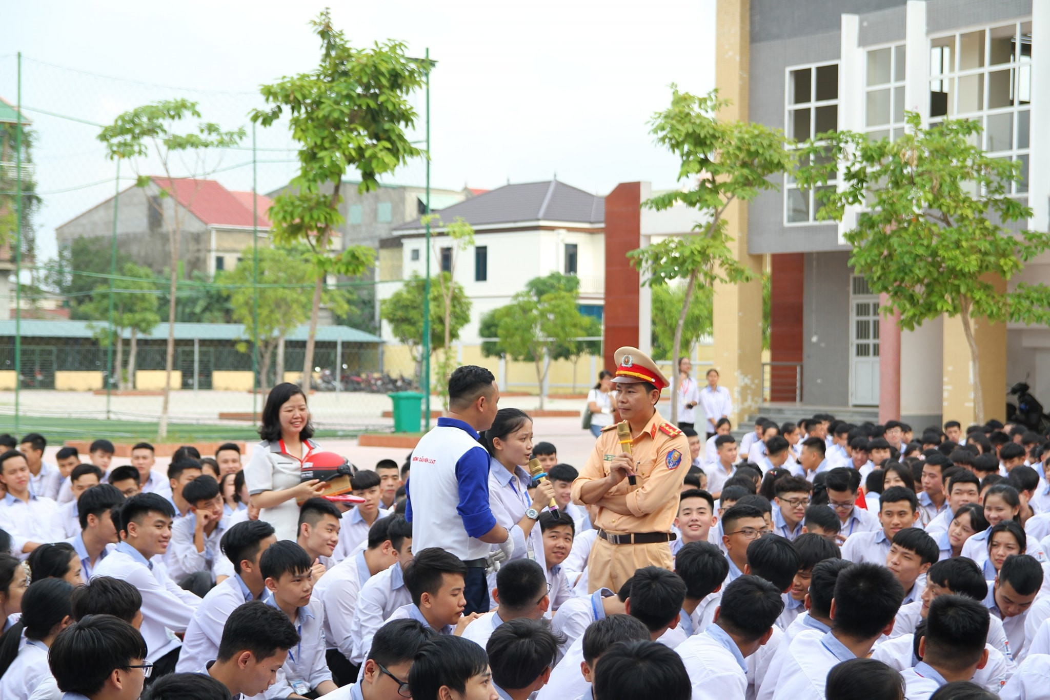 Công an huyện Nghi Lộc tuyên truyền về Luật An toàn giao thông cho học sinh Trường THPT Nguyễn Duy Trinh. Ảnh: PV