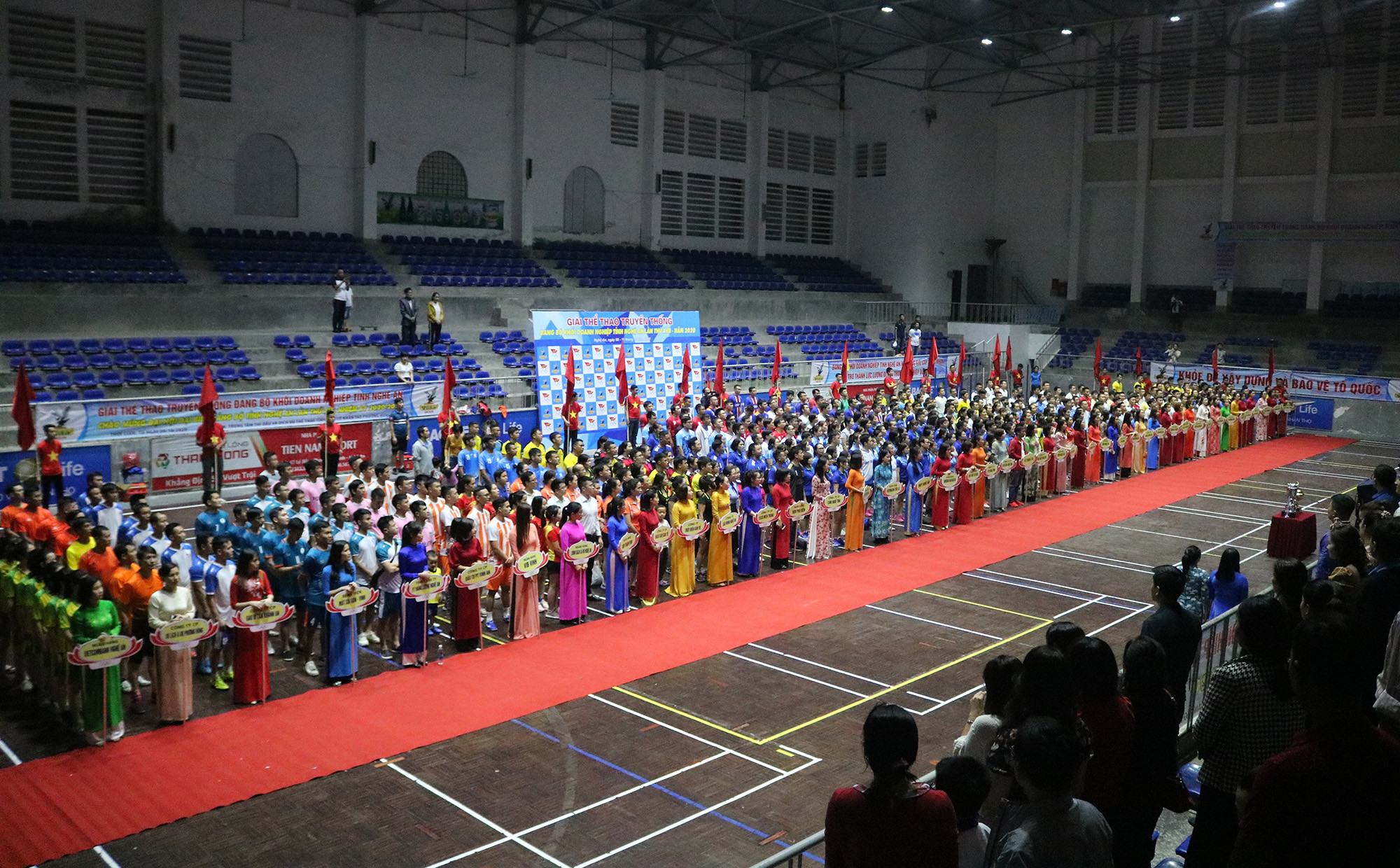 Toàn cảnh Lễ khai mạc Giải Thể thao truyền thống Đảng bộ khối Doanh nghiệp tỉnh Nghệ An năm 2020. Ảnh: TK