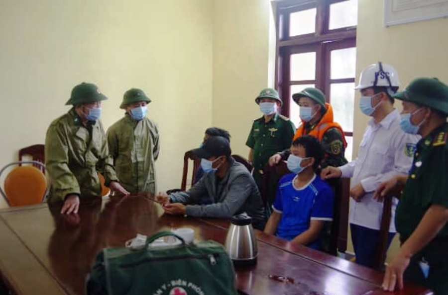 Thuyền viên quê Nghệ An và các thuyền viên được cứu đưa vào bờ chăm sóc sức khỏe. Ảnh: MT