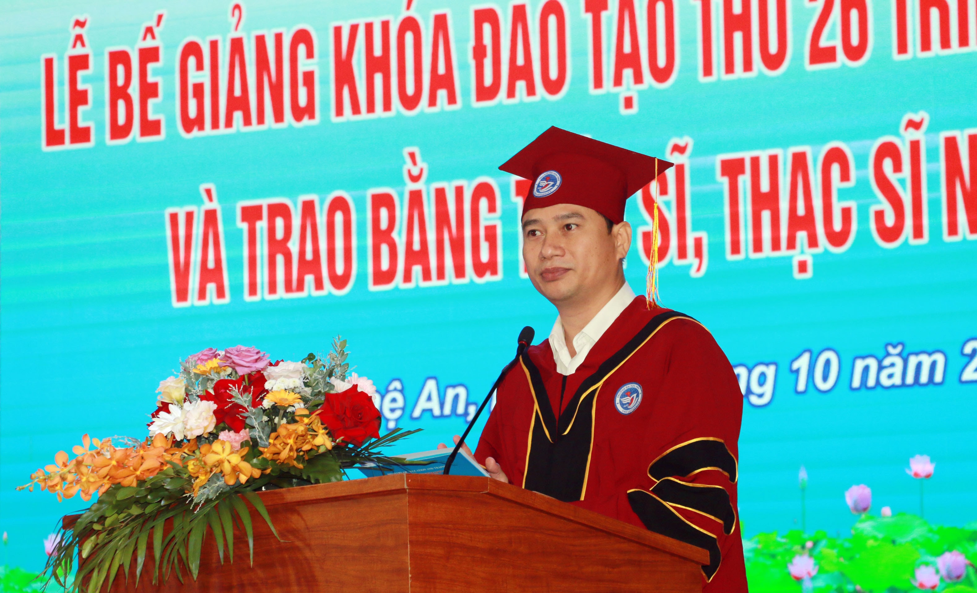 GS.TS Nguyễn Huy Bằng - Hiệu trưởng nhà trường phát biểu tại lễ bế giảng. Ảnh: Mỹ Hà
