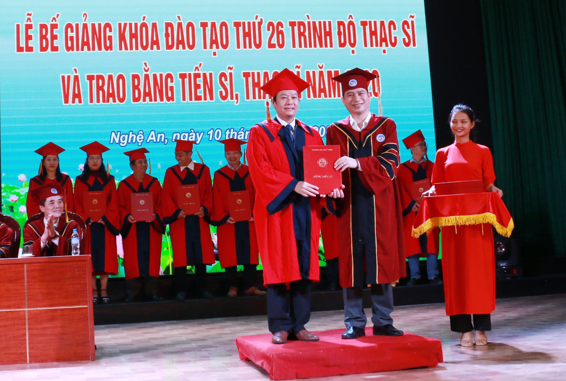 GS.TS Nguyễn Huy Bằng trao bằng tiến sỹ cho các nghiên cứu sinh. Ảnh: Mỹ Hà