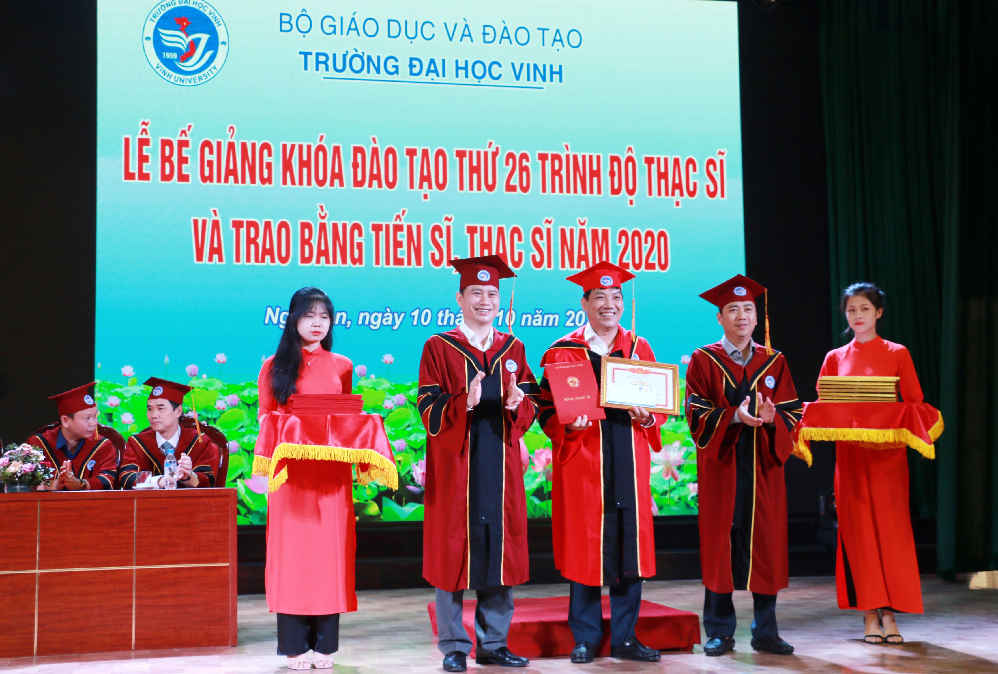 Ban giám hiệu Trường Đại học Vinh trao bằng thạc sỹ cho các học viên. Ảnh: Mỹ Hà