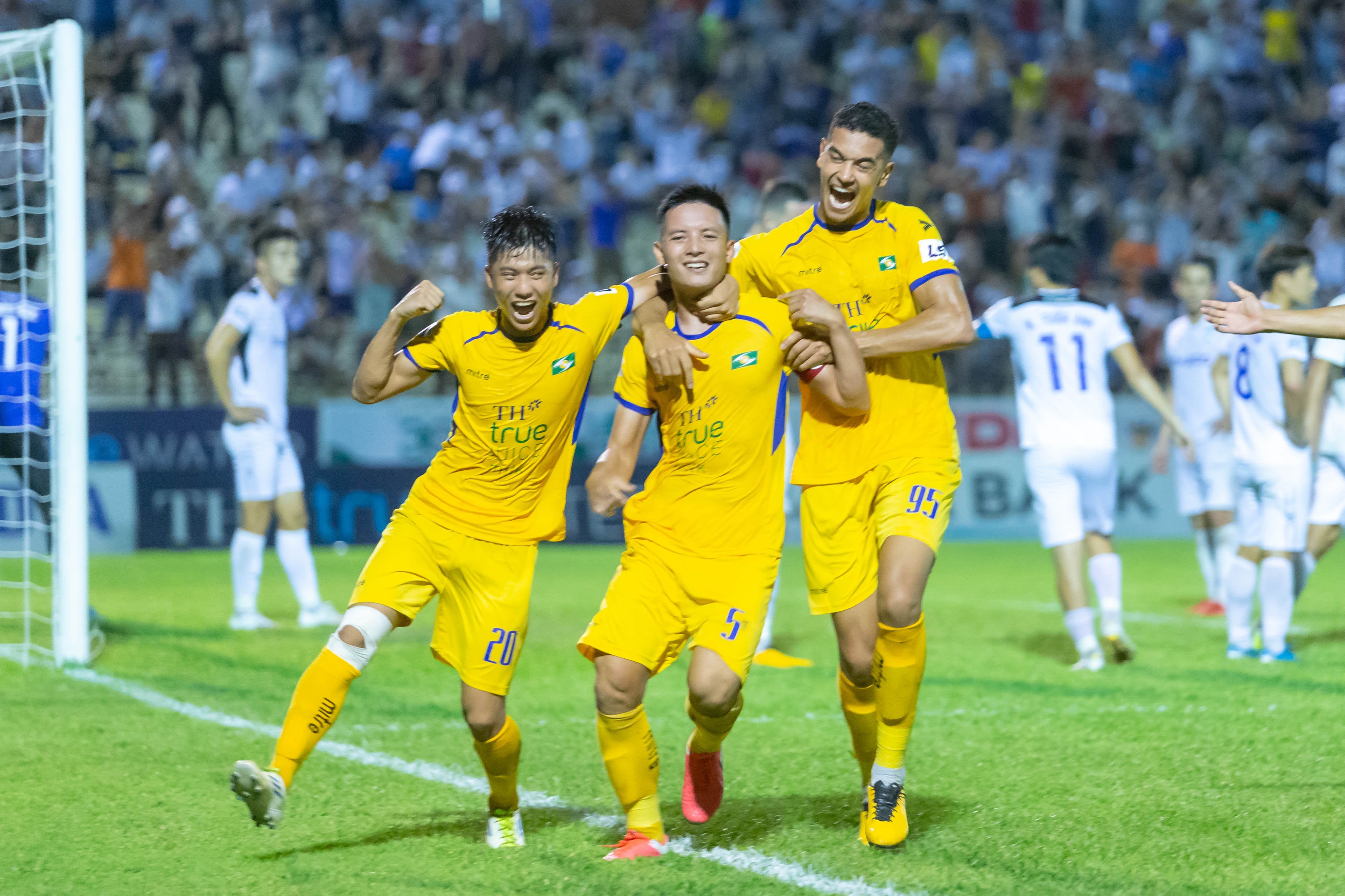 Phan Văn Đức (số 20) đang nỗ lực tìm kiếm bàn thắng thứ 3 tại V.League 2020. 
