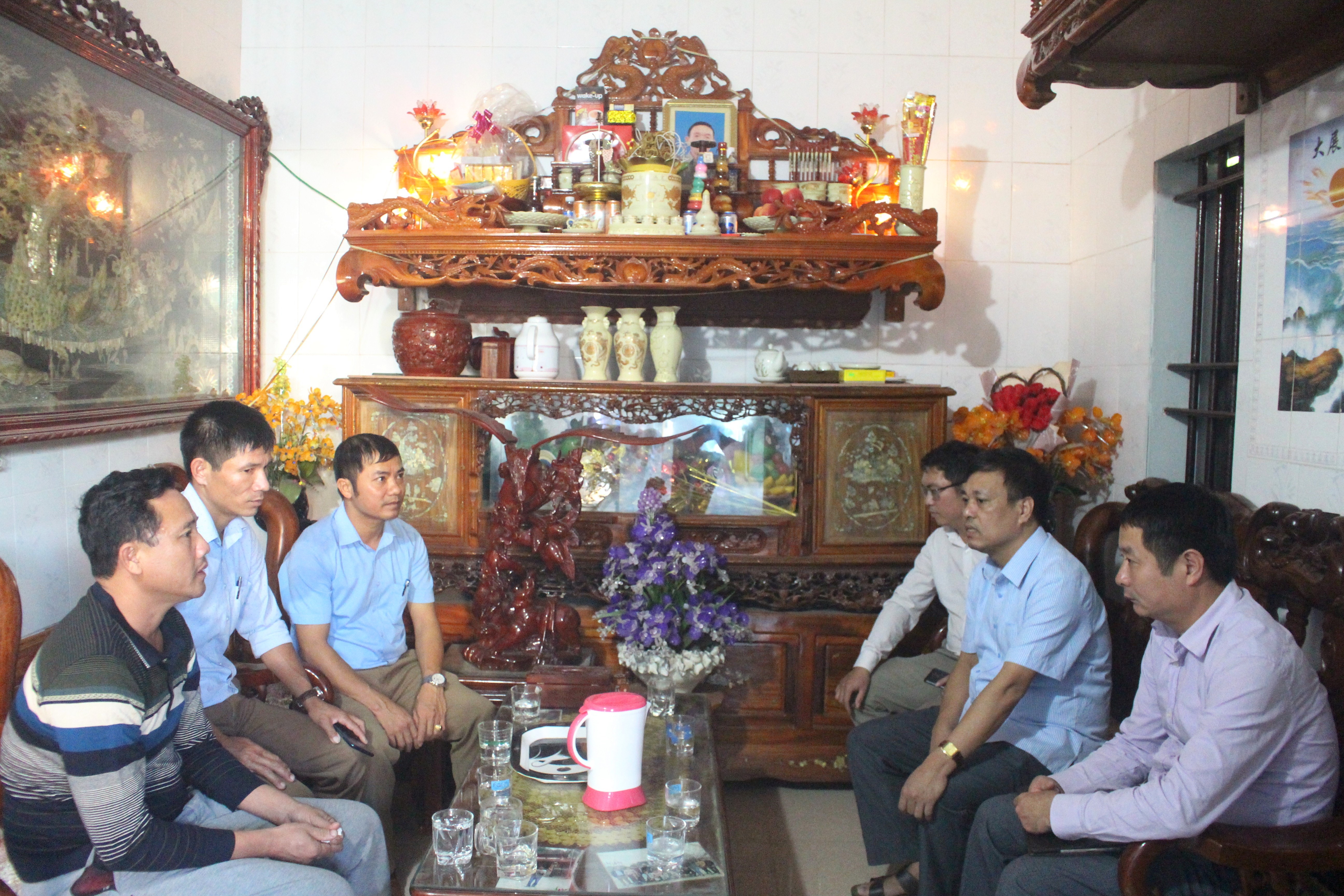 Lãnh đạo huyện Quỳnh Lưu đến thăm hỏi, động viên các gia đình có tàu cá bị cháy trên biển đêm 9/10. Ảnh: Việt Hùng