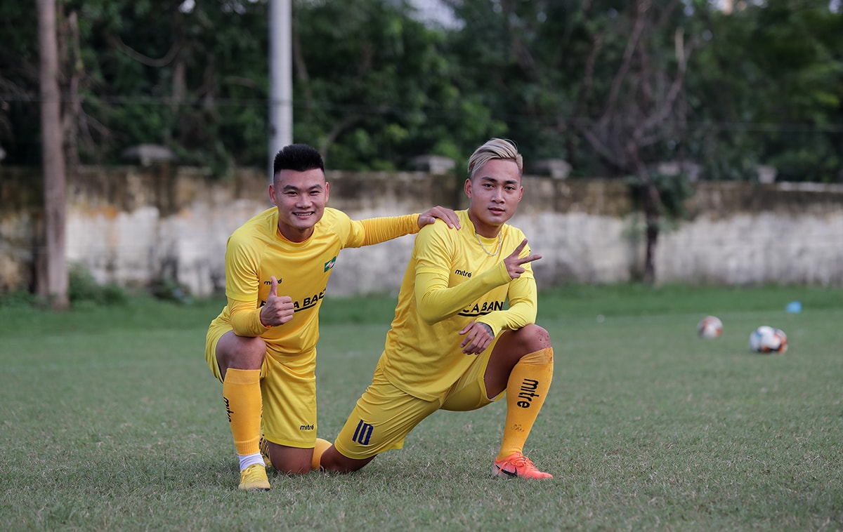 Tiền đạo số 10 Hồ Tuấn Tài nổi bật nhất trên sân tập với kiểu tóc mới vàng hoe. Ảnh: TK