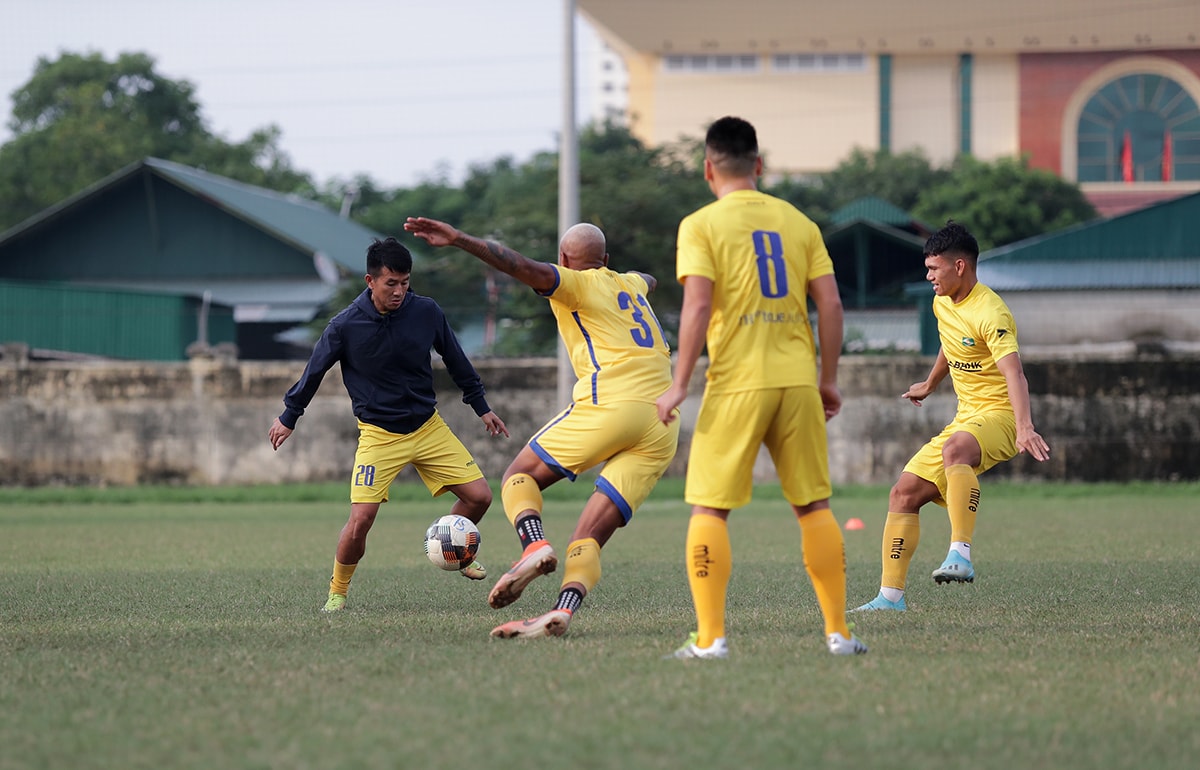 Sau phần khởi động, BHL SLNA cho các cầu thủ đá ma để có được cảm giác bóng tốt nhất. Ảnh: TK