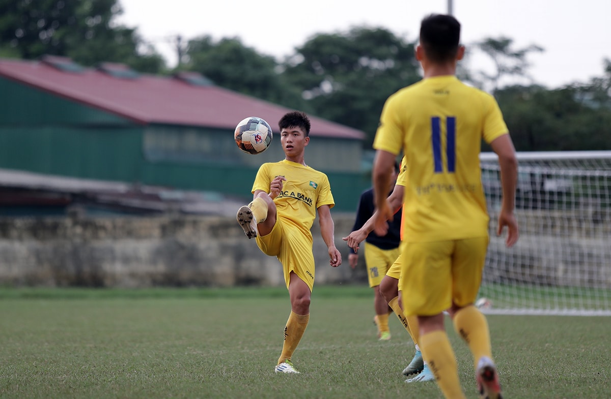 Sau khi rơi nhóm 8 đội mạnh và phải đá trong nhóm 6 đội trụ hạng, Phan Văn Đức và các đồng đội đang có những áp lực nhất định dù chơi trên sân nhà. Ảnh: Đức Anh