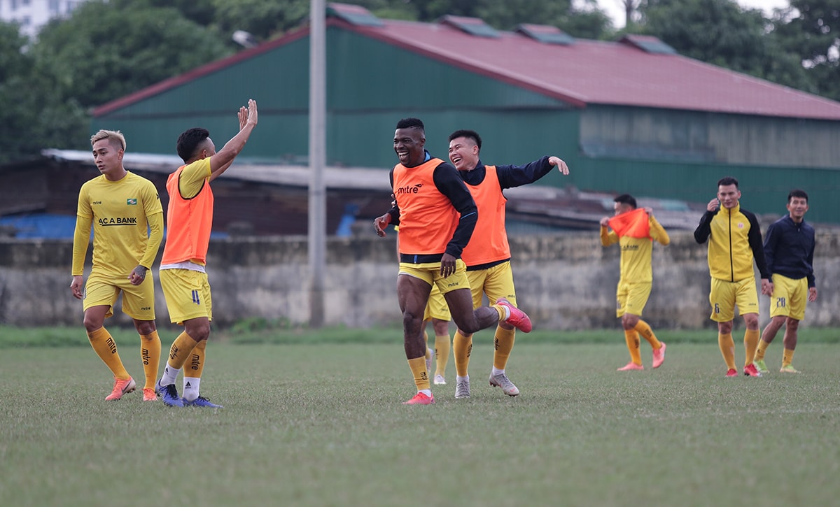 Tuy nhiên sau đó ở phần thi đấu đối kháng, tiền đạo Nigeria lại ghi bàn. Cầu thủ sinh năm 1994 chưa ghi được bàn thắng nào sau lượt đi và chỉ có 2 kiến tạo thành công. Ảnh: Đức Anh