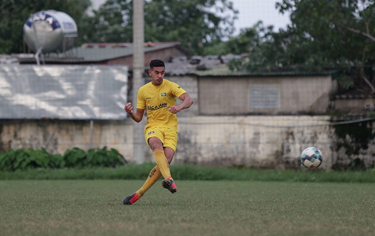 Lực lượng của SLNA ở trận đấu ngày 11/10 sẽ vắng trung vệ Gustavo Santos vì đã nhận đủ 3 thẻ vàng. Ảnh: Đức Anh