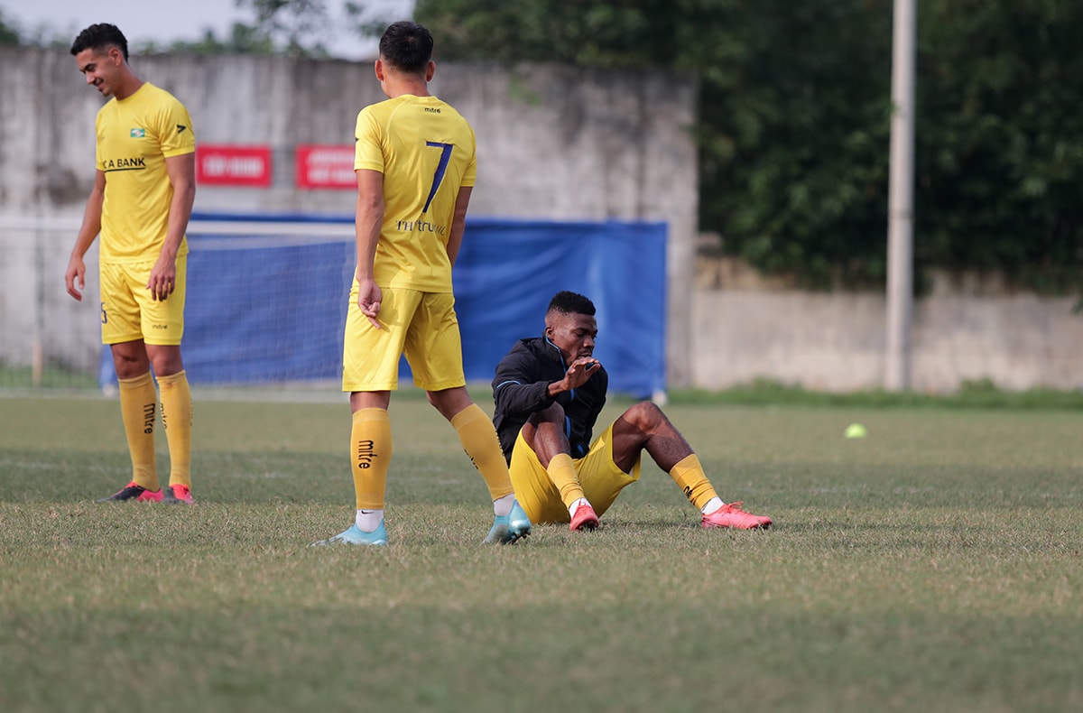 Ngoại binh Peter Samuel bị phạt lộn 1 vòng vì thua cuộc. Ảnh: TK
