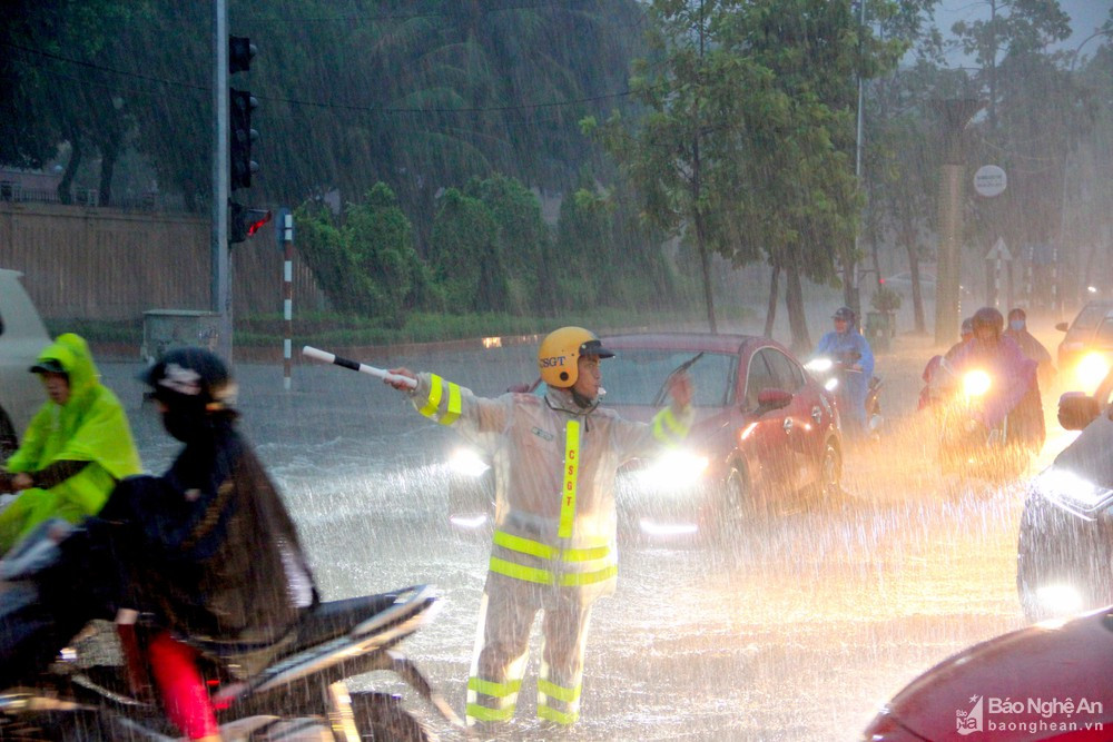 Tại vòng xuyến Hải Quan, các đồng chí CSGT đã tích cực điều tiết để các phương tiện có thể di chuyển an toàn trong mưa lớn ngày 18/9/2020. Ảnh tư liệu Quang An
