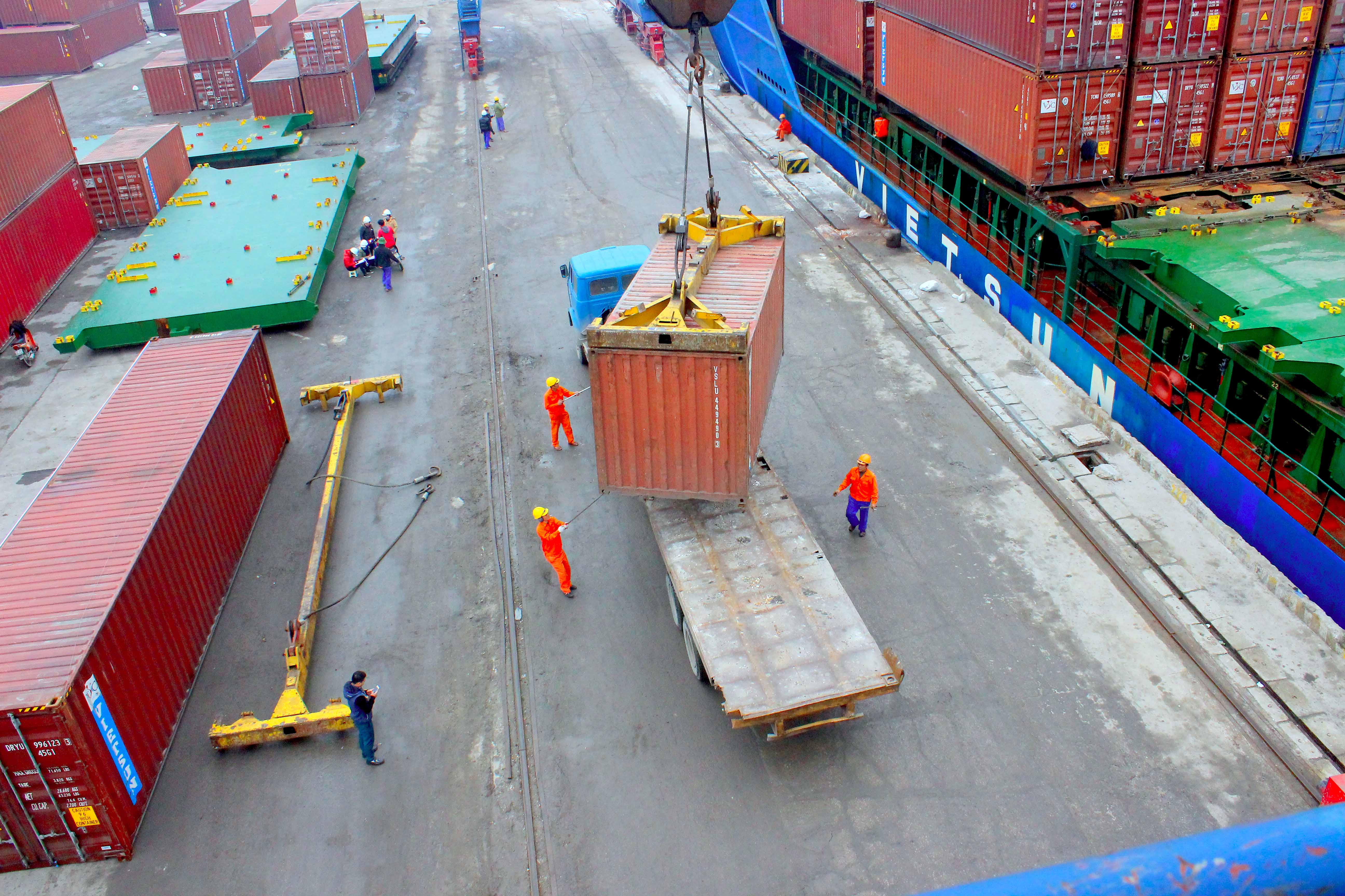 Công nhân xếp dỡ hàng hóa tại Cảng Nghệ Tĩnh. Ảnh: Quang An