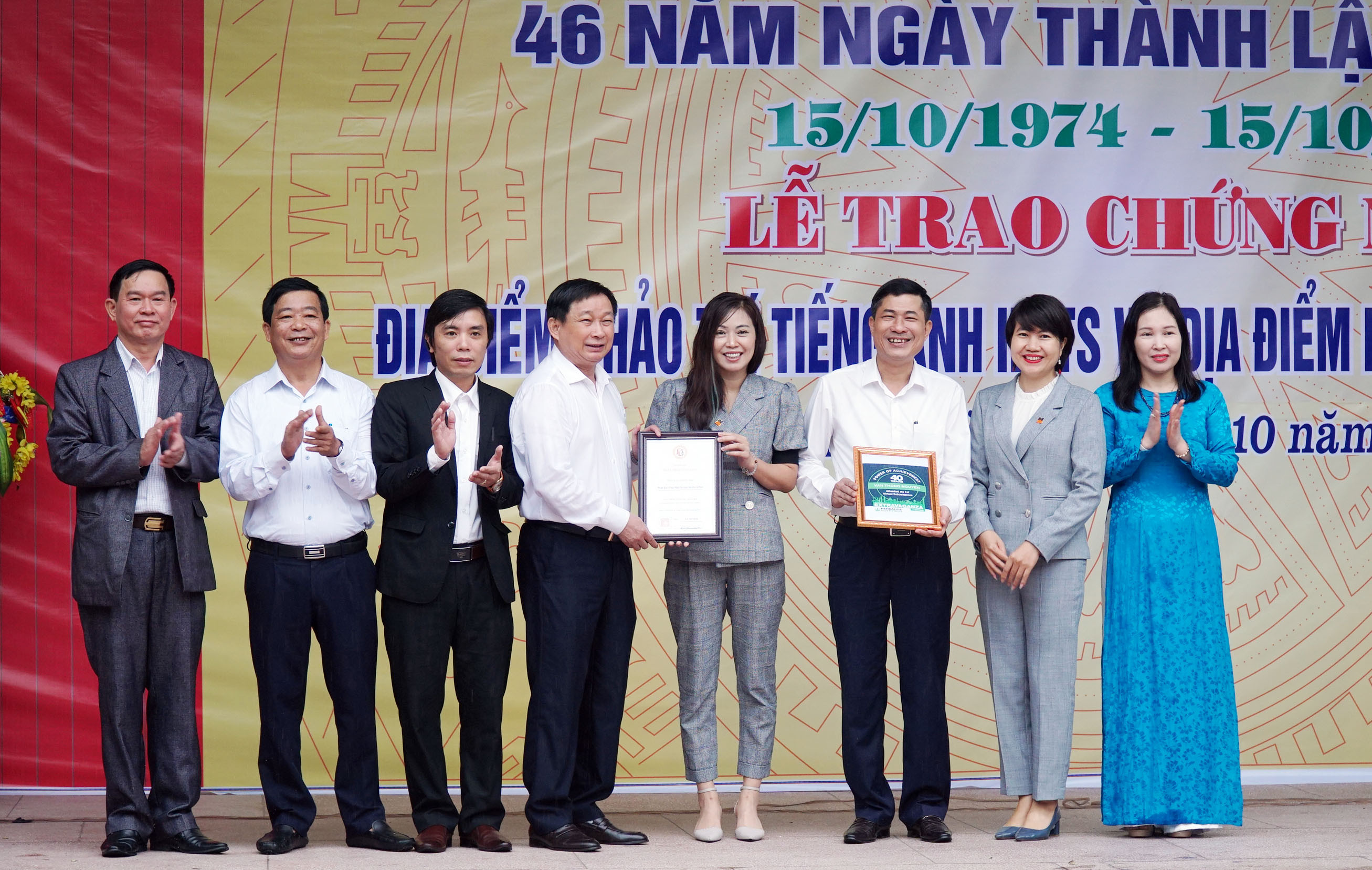 Giám đốc Sở Giáo dục và Đào tạo trao giấy chứng nhận cho Trường THPT chuyên Phan Bội Châu. Ảnh: Mỹ Hà
