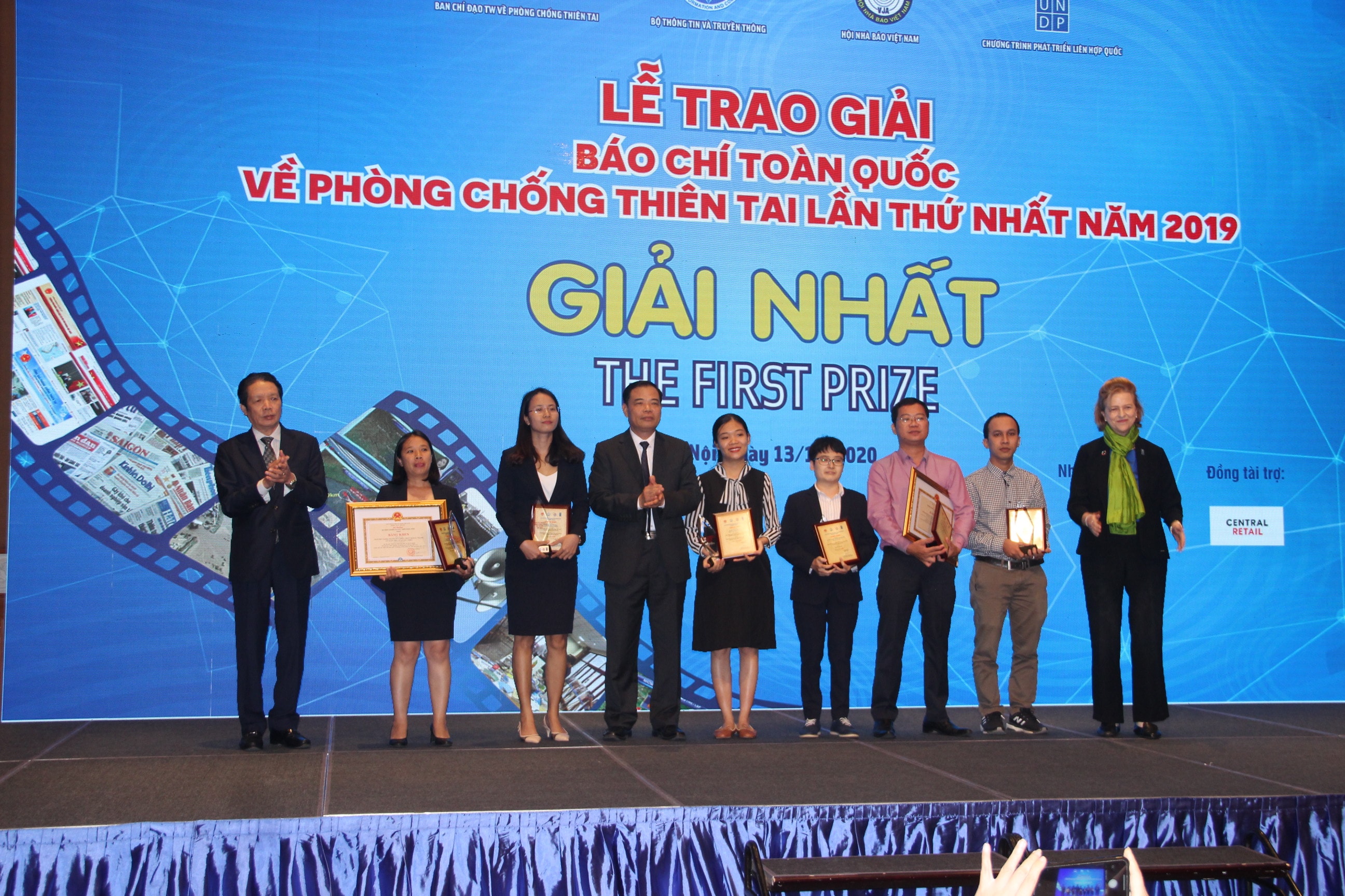 Ban tổ chức trao giải cho các tác giả đạt giải Nhất. Ảnh: Quang An