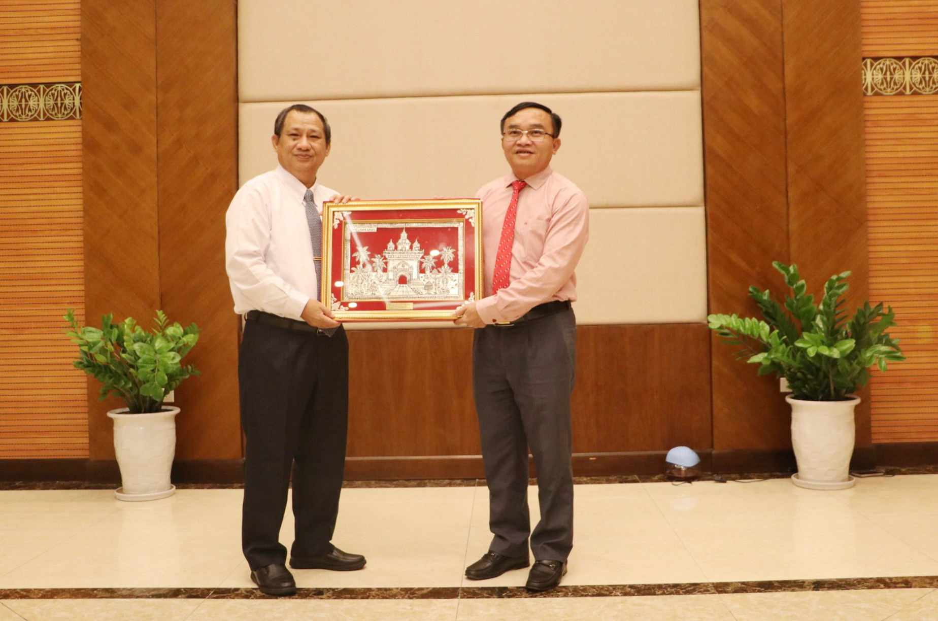 Đoàn đại biểu Lào tặng quà cho lãnh đạo tỉnh Nghệ An. Ảnh: Thanh Lê