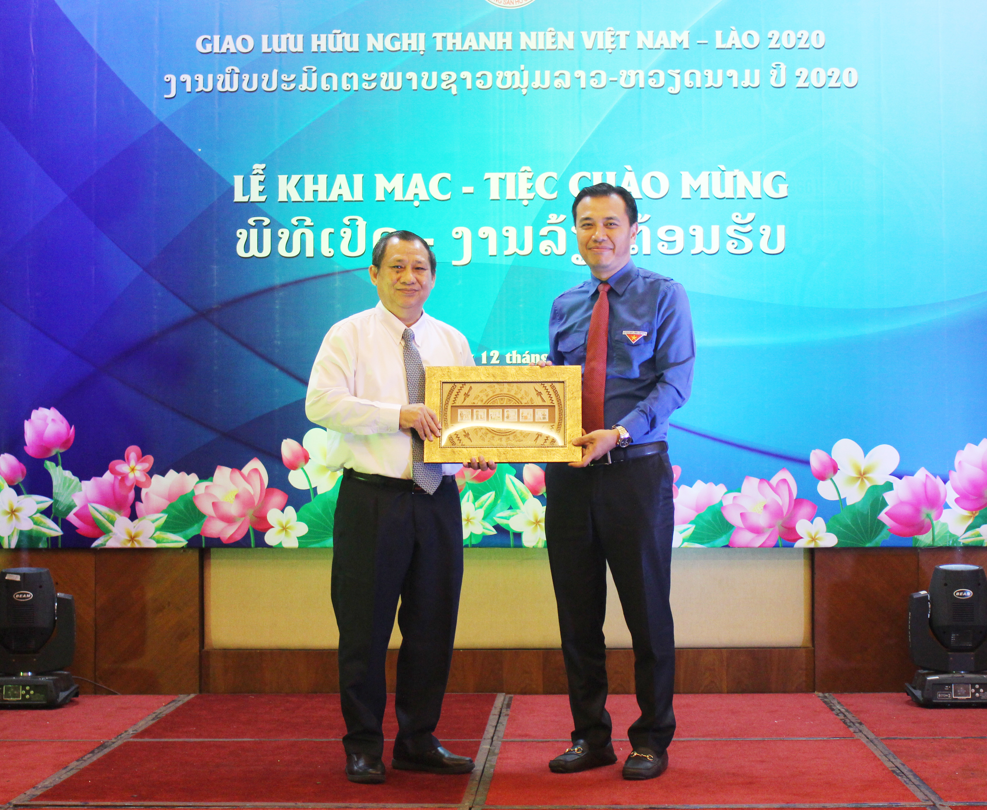 Trung ương Đoàn tặng quà lưu niệm cho đoàn đại biểu thanh niên Lào. Ảnh: Thanh Lê