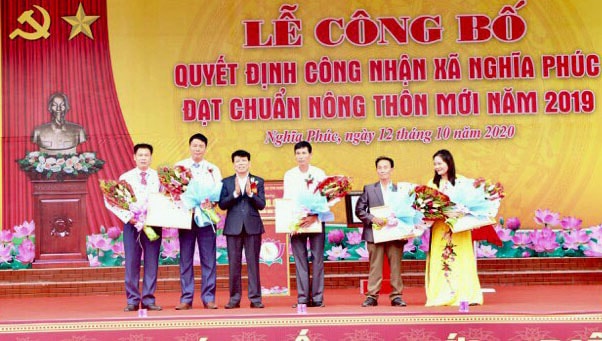 Đại diện Sở Nông nghiệp và PTNT trao Bằng công nhận xã đạt chuẩn NTM cho lãnh đạo xã Nghĩa Phúc. Ảnh: Bông Mai