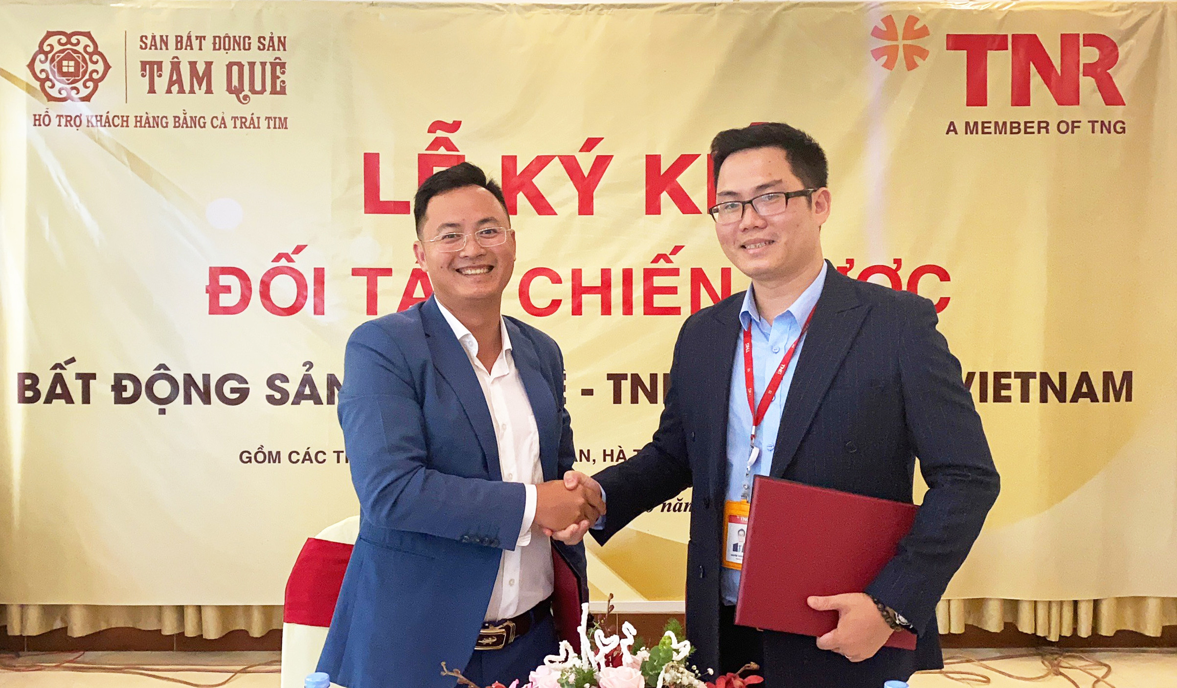 Ông Đặng Trung Kiên - Tổng Giám đốc Sàn BĐS Tâm Quê và ông Nguyễn Thành Trung – Giám đốc Quản lý Marketing TNR Holdings Vietnam ký kết hợp tác chiến lược giữa hai đơn vị. Ảnh: PV