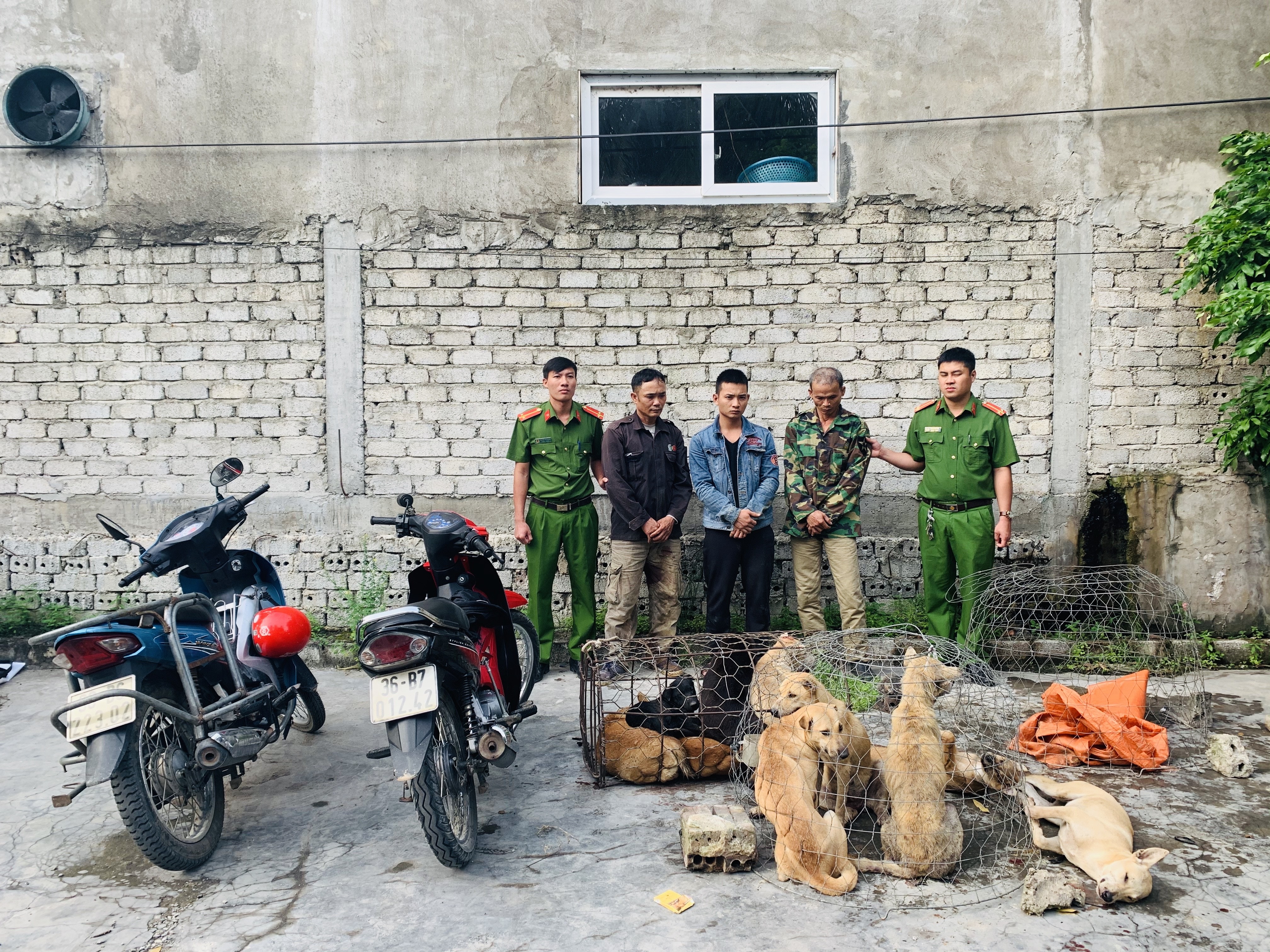 Các đối tượng cùng tang vật bị bắt dữ tại trụ sở Công An phường Quỳnh Thiện. Ảnh: Thu Trang