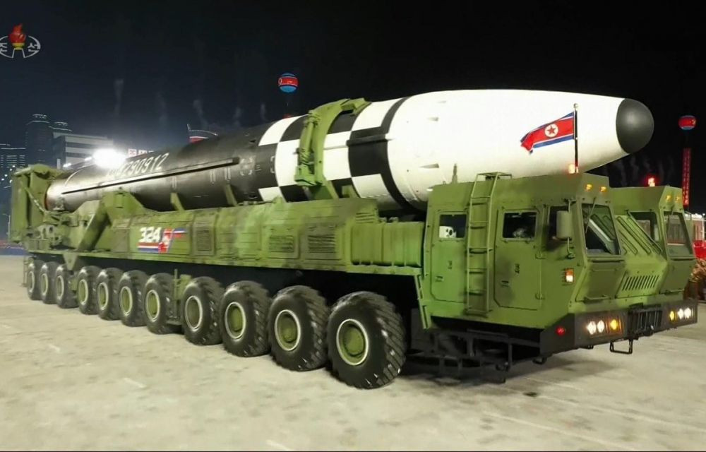 Tên lửa đạn đạo xuyên lục địa mới của Triều Tiên được trình diễn trong cuộc duyệt binh kỷ niệm 75 năm thành lập đảng Lao động Triều Tiên. Ảnh: Yonhap