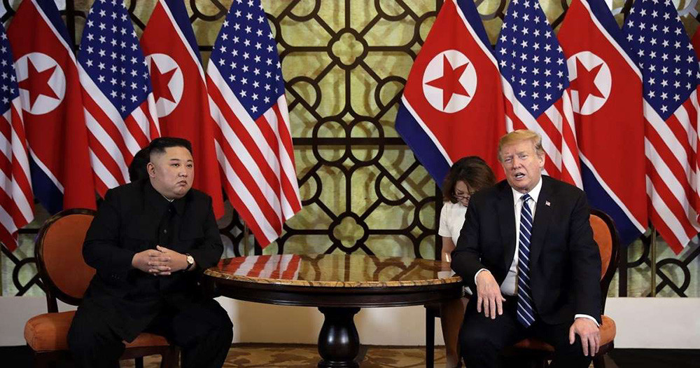 Tổng thống Mỹ Donald Trump (phải) và Chủ tịch Triều Tiên Kim Jong-un trong cuộc gặp riêng tại Hội nghị thượng đỉnh Mỹ-Triều lần hai ở Hà Nội ngày 28/2/2019. Ảnh: AFP