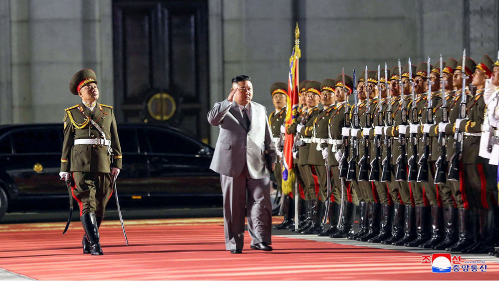 Chủ tịch Kim Jong-un duyệt binh tại lễ kỷ niệm. Ảnh: KCNA