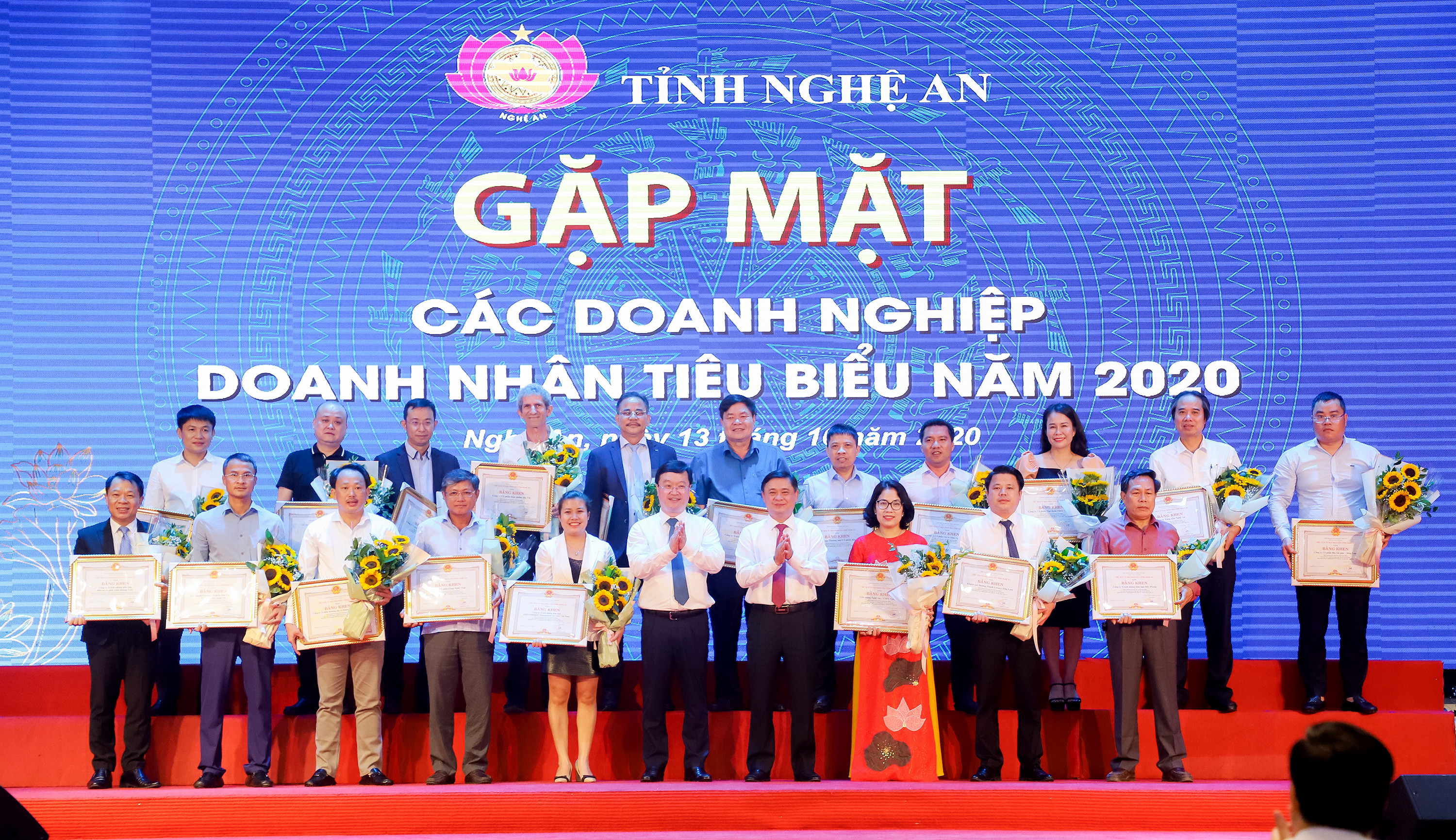 Các đồng chí: Bí thư Tỉnh ủy Thái Thanh Quý và Chủ tịch UBND Nguyễn Đức Trung tặng hoa, Bằng khen cho 20 doanh nhân tiêu biểu năm 2020. Ảnh: Thành Duy