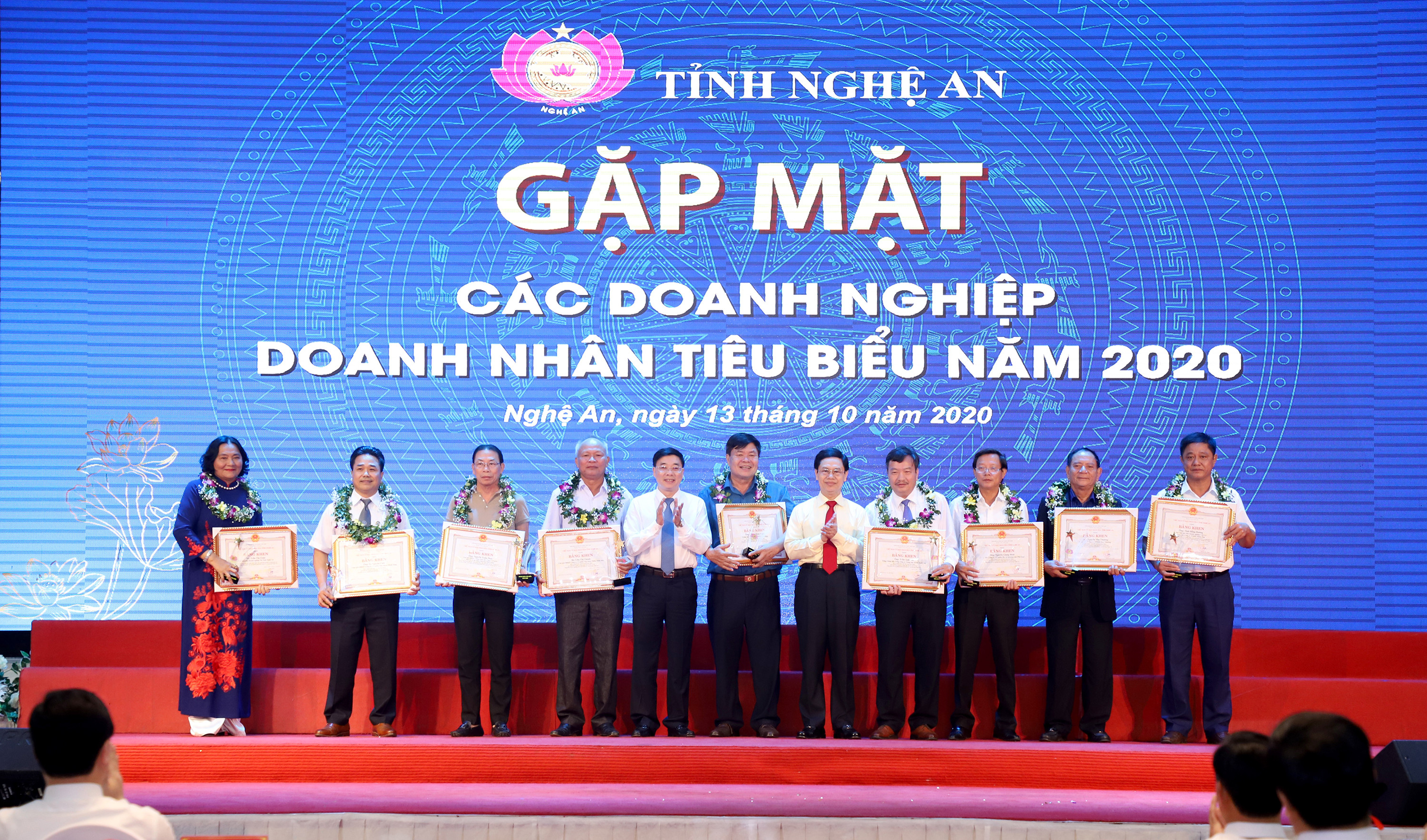 Đồng chí Nguyễn Xuân Sơn - Phó Bí thư Thường trực Tỉnh ủy và đồng chí Nguyễn Văn Thông - Phó Bí thư Tỉnh ủy tặng hoa, trao Bằng khen cho 10 doanh nhân tiêu biểu năm 2020. Ảnh: Thành Duy