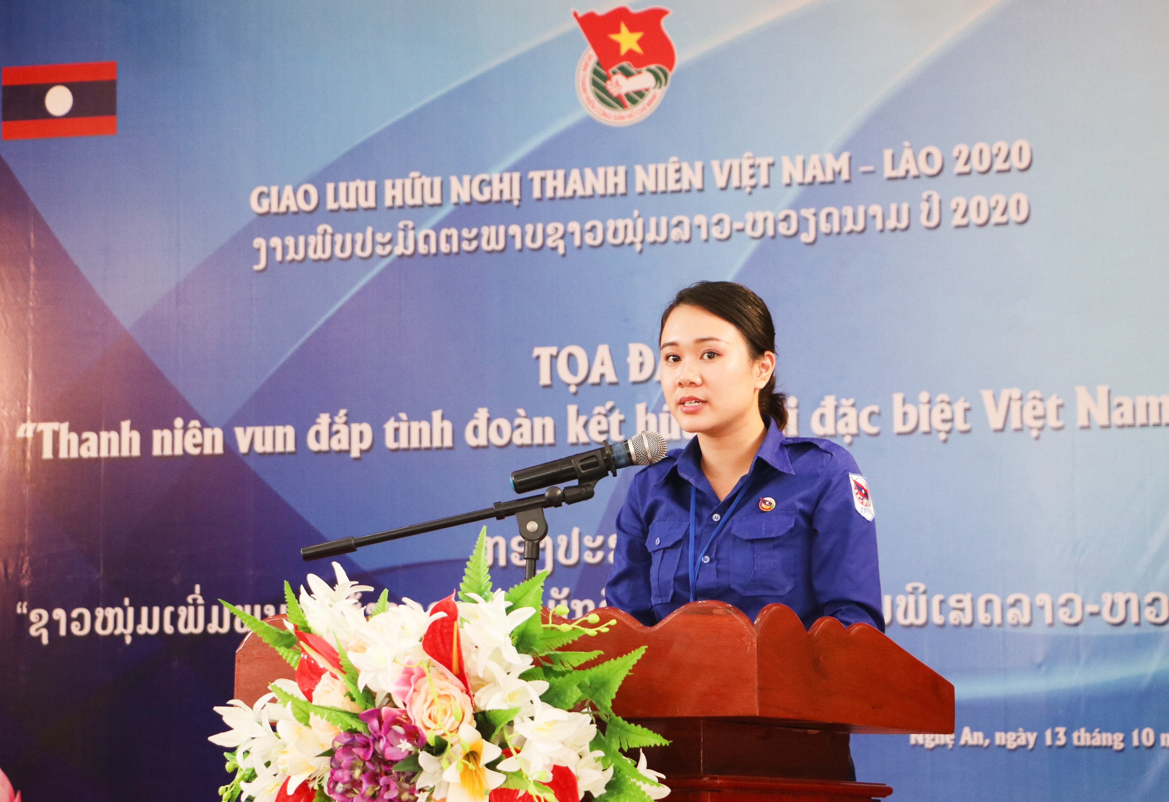 Đại diện thanh niên Lào tham luận tại buổi tọa đàm. Ảnh: Thanh Lê