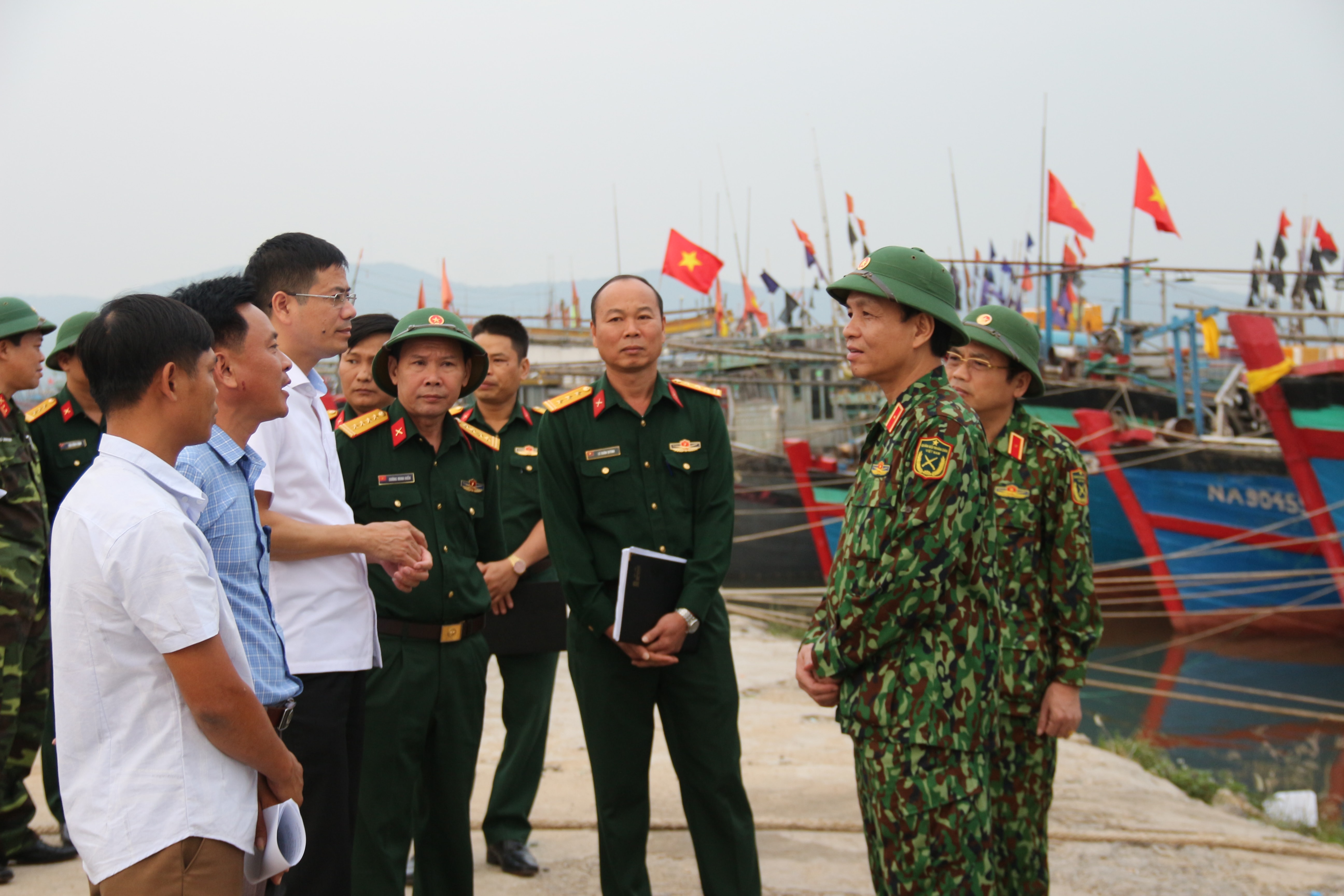 Kiểm tra tại Cảng Lạch Cờn, Thị xã Hoàng Mai, huyện Quỳnh Lưu.