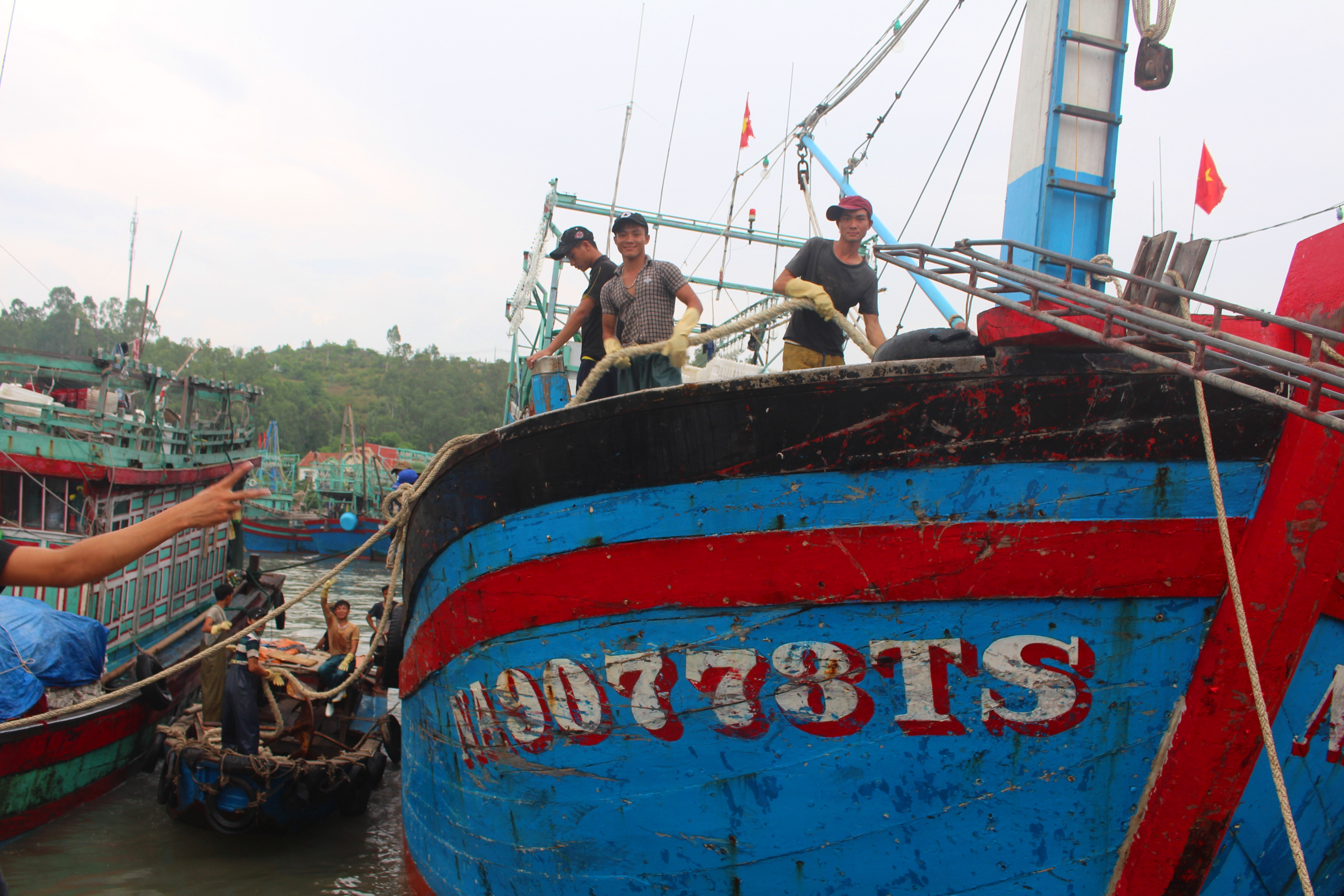 Ngư dân Quỳnh Lưu thả neo chằng chống tàu thuyền, thu gom lưới cụ để bảo đảm an toàn trước khi bão vào. Ảnh: Việt Hùng