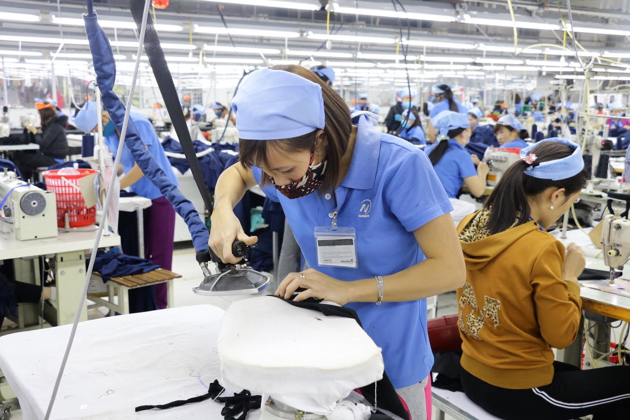 Sản xuất tại công ty may Diễn Châu. Ảnh: Thu Huyền