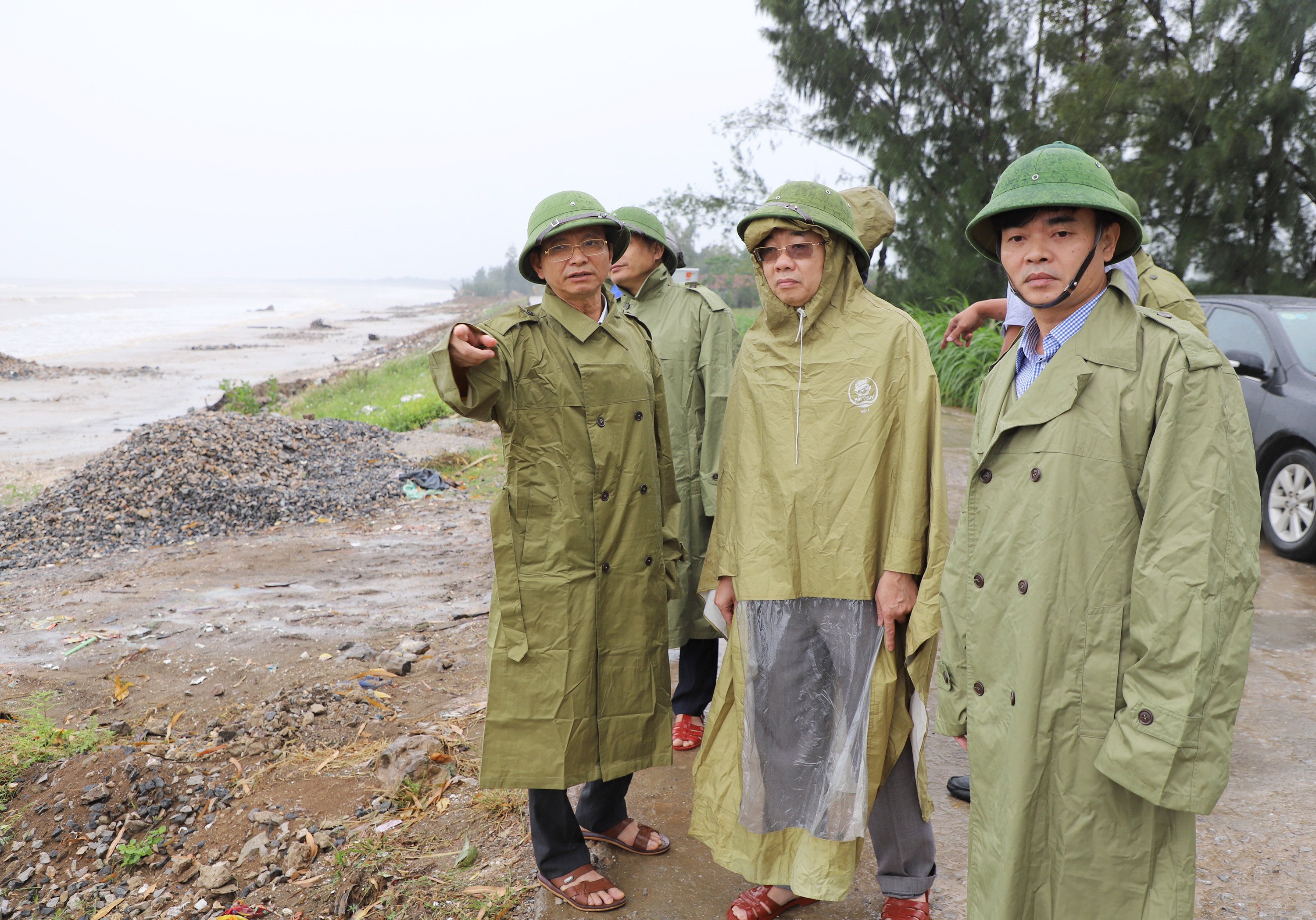 Đồng chí Nguyễn Văn Thông - Phó Bí thư Tỉnh ủy kiểm tra tại công trình kè tuyến đê biển tại xã Quỳnh Thọ, huyện Quỳnh Lưu. Ảnh: Pham Bằng