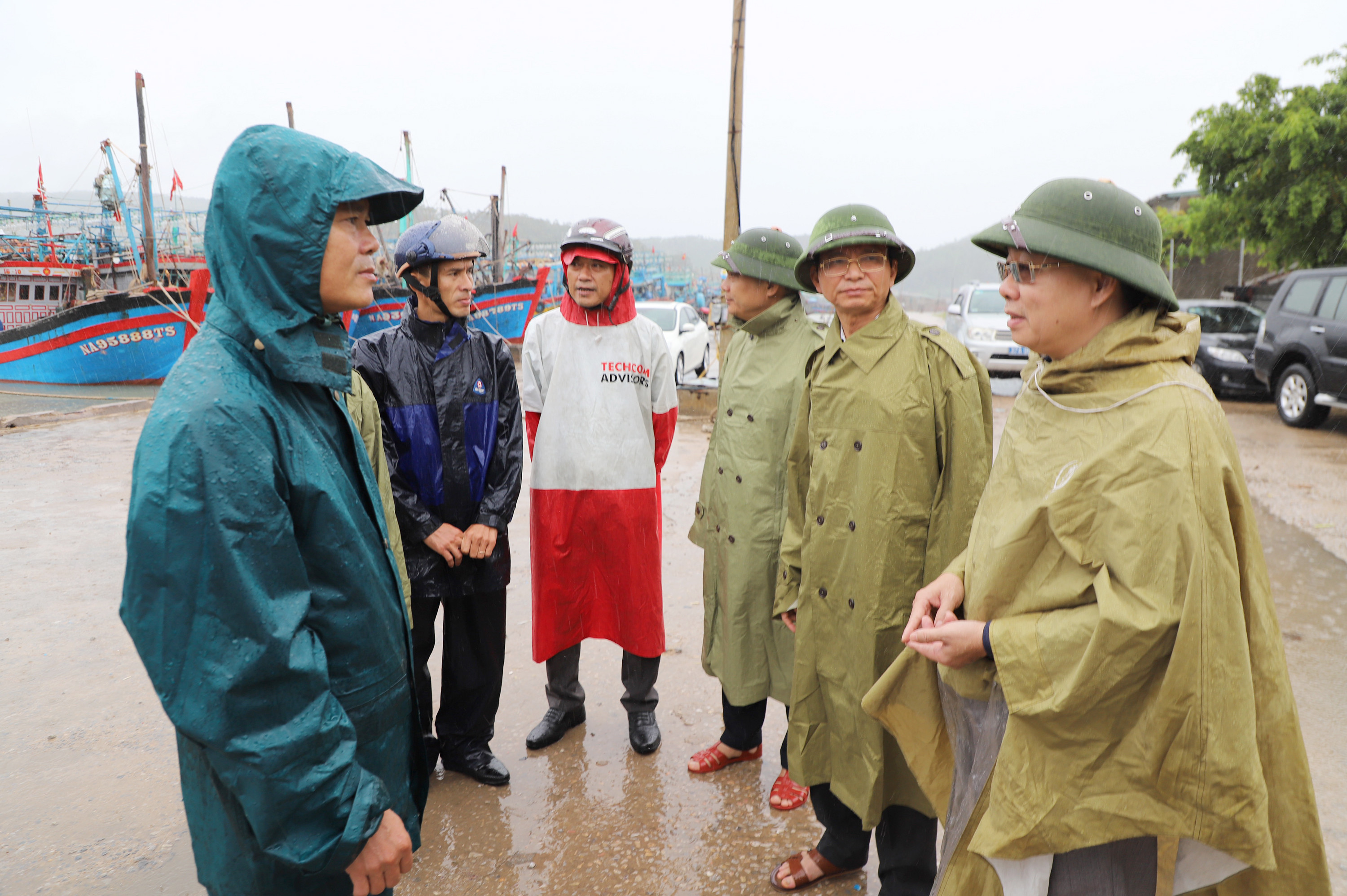 Phó Bí thư Tỉnh ủy Nguyễn Văn Thông kiểm tra tại khu neo đậu tàu thuyền ở Lạch Quèn. Ảnh: Phạm Bằng