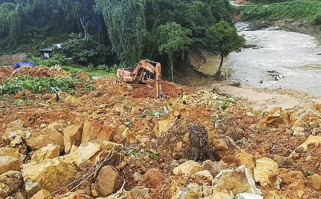 Đất đá vùi lấp khu nhà điều hành thủy điện Rào Trăng 3. Ảnh: CTV.